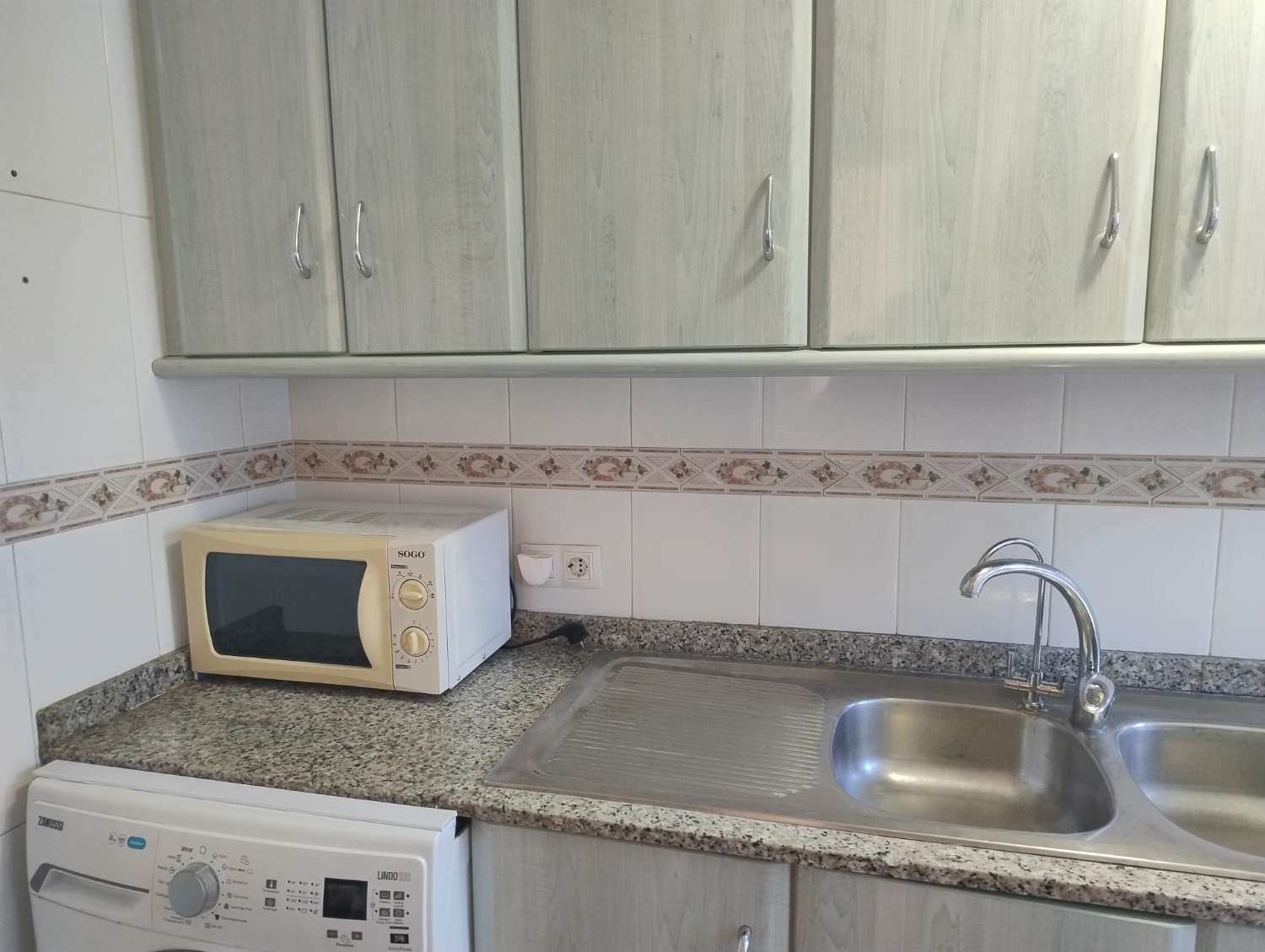 MEDIA TEMPORADA . SE ALQUILA DESDE 1.9.25-30.6.26 APARTAMENTO EN CENTRO DE FUENGIROLA