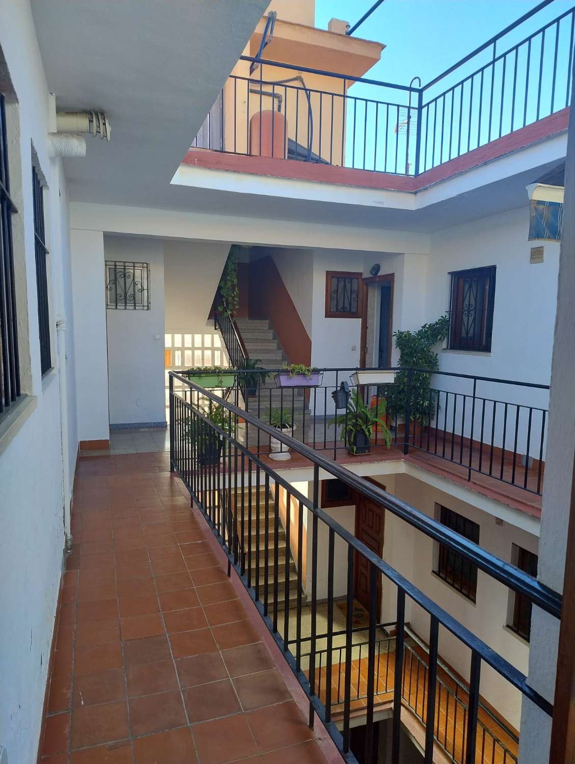MEDIA TEMPORADA . SE ALQUILA DESDE 1.9.25-30.6.26 APARTAMENTO EN CENTRO DE FUENGIROLA