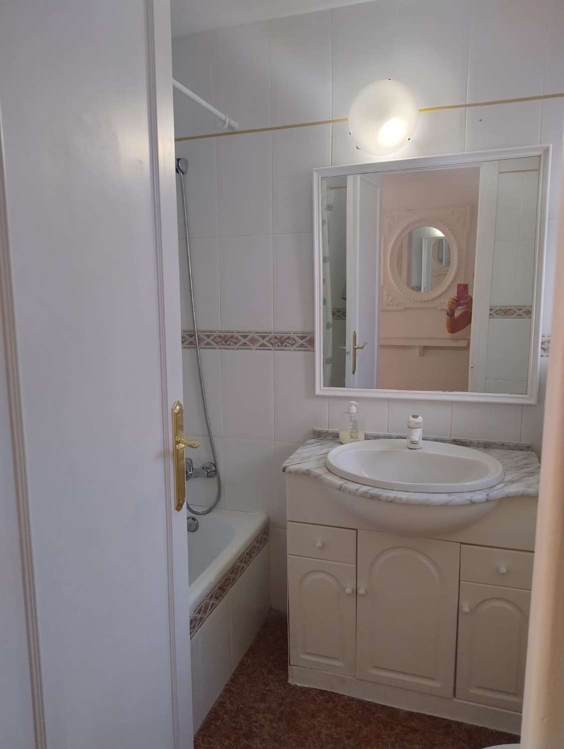 MEDIA TEMPORADA . SE ALQUILA DESDE 1.9.25-30.6.26 APARTAMENTO EN CENTRO DE FUENGIROLA