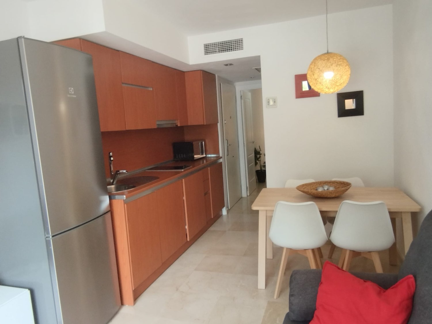 SE ALQUILA POR LARGA TEMPORADA BONITO APARTAMENTO CON VISTAS AL MAR  A 150 METROS DE LA PLAYA  EN BENALMADENA