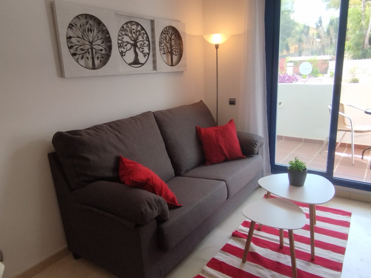 SE ALQUILA POR LARGA TEMPORADA BONITO APARTAMENTO CON VISTAS AL MAR  A 150 METROS DE LA PLAYA  EN BENALMADENA