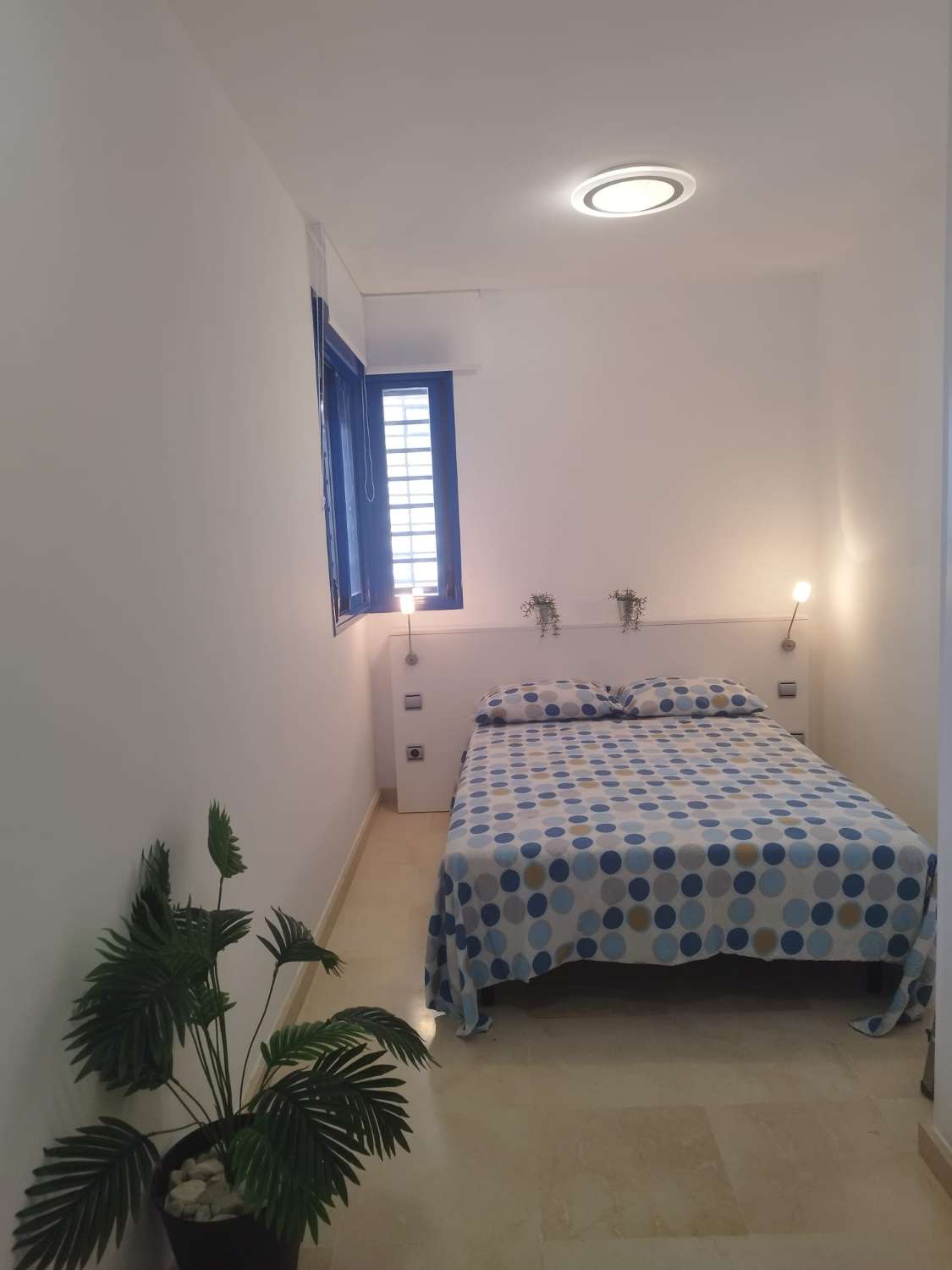 SE ALQUILA POR LARGA TEMPORADA BONITO APARTAMENTO CON VISTAS AL MAR  A 150 METROS DE LA PLAYA  EN BENALMADENA