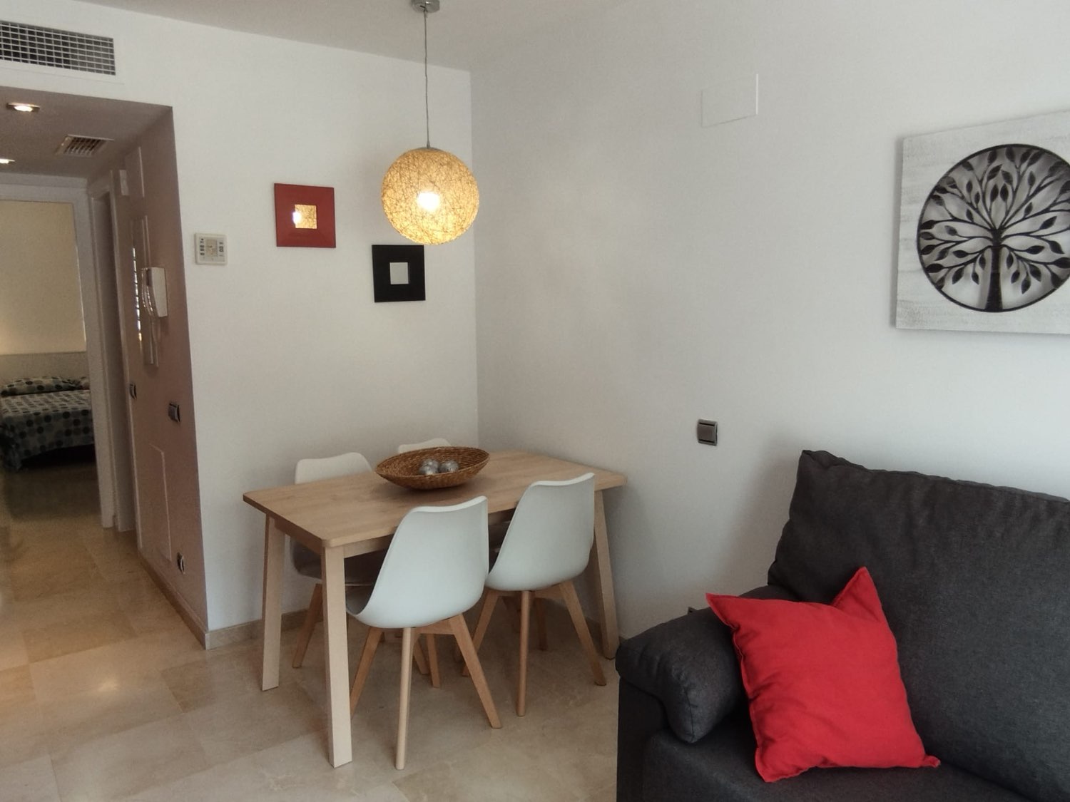 SE ALQUILA POR LARGA TEMPORADA BONITO APARTAMENTO CON VISTAS AL MAR  A 150 METROS DE LA PLAYA  EN BENALMADENA