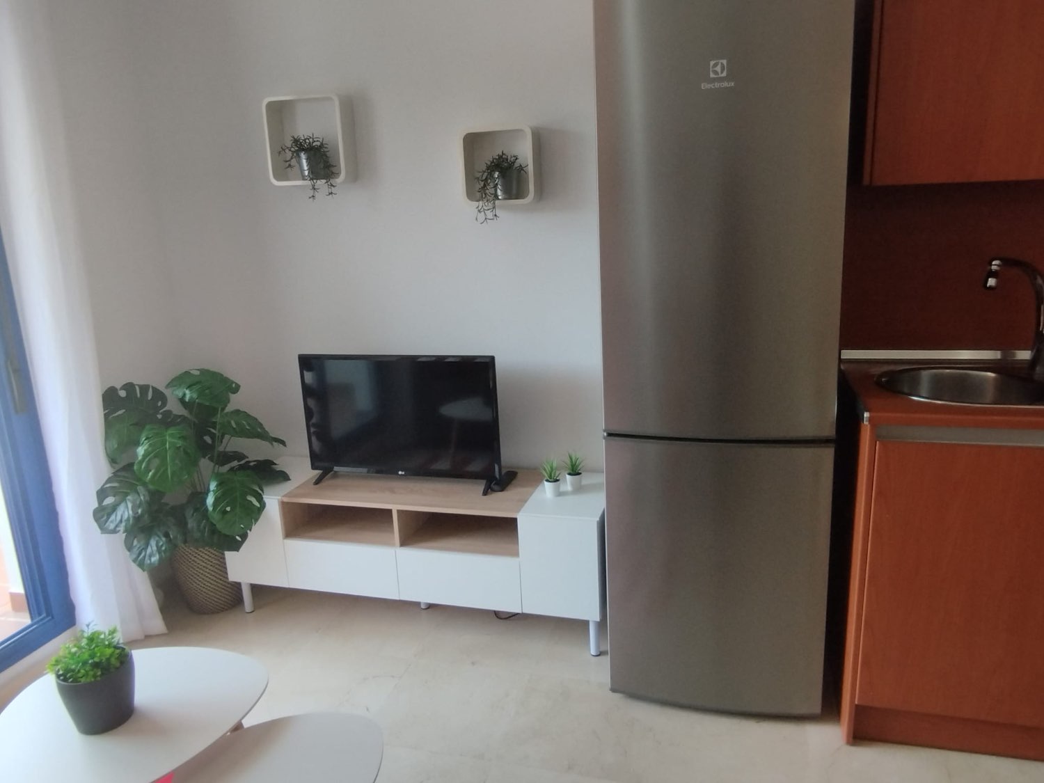 SE ALQUILA POR LARGA TEMPORADA BONITO APARTAMENTO CON VISTAS AL MAR  A 150 METROS DE LA PLAYA  EN BENALMADENA