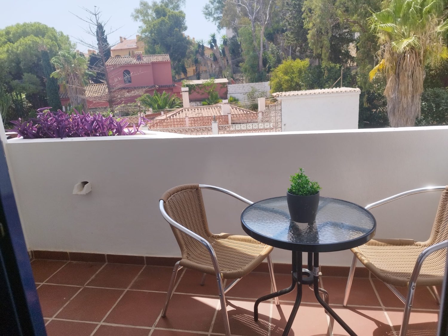 SE ALQUILA POR LARGA TEMPORADA BONITO APARTAMENTO CON VISTAS AL MAR  A 150 METROS DE LA PLAYA  EN BENALMADENA