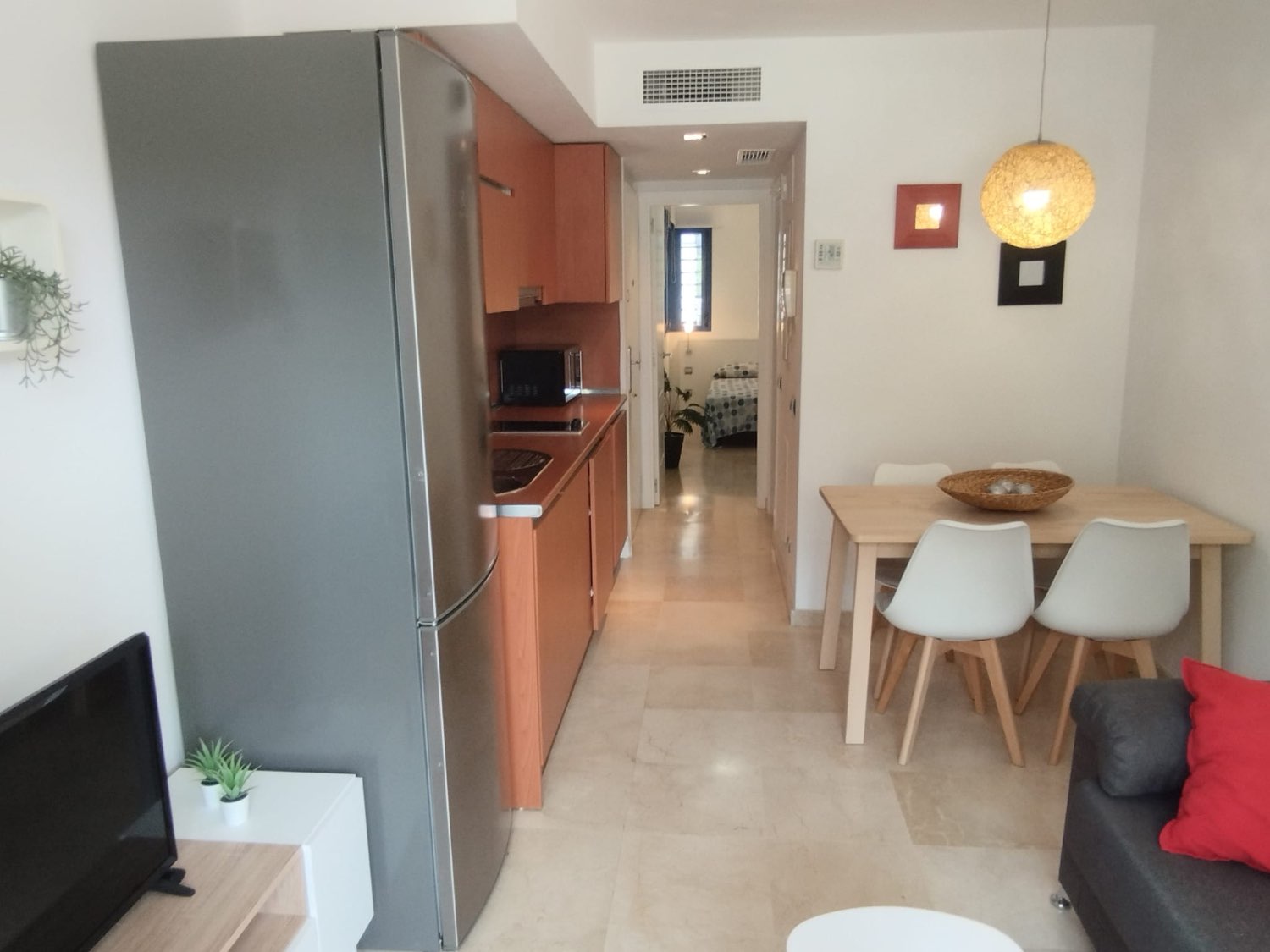 SE ALQUILA POR LARGA TEMPORADA BONITO APARTAMENTO CON VISTAS AL MAR  A 150 METROS DE LA PLAYA  EN BENALMADENA