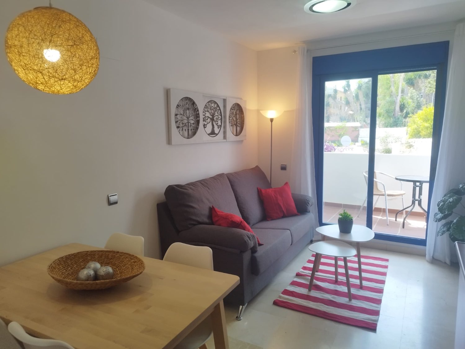 SE ALQUILA POR LARGA TEMPORADA BONITO APARTAMENTO CON VISTAS AL MAR  A 150 METROS DE LA PLAYA  EN BENALMADENA
