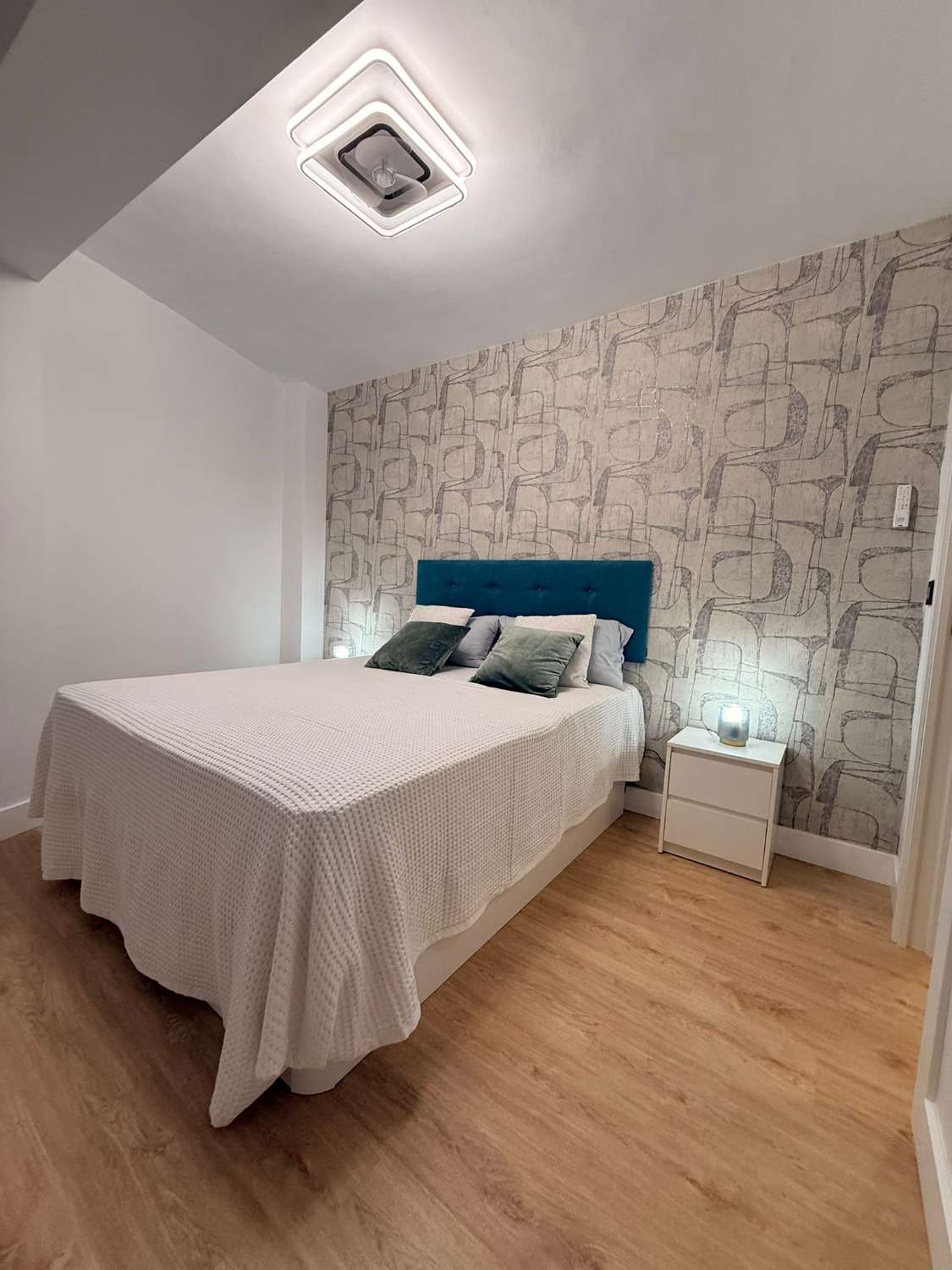 MEDIA TEMPORADA . SE ALQUILA DE 1.10.25-31.5.26 BONITO APARTAMENTO TOTAMENTE REFORMADO EN CENTRO DE TORREMOLINOS
