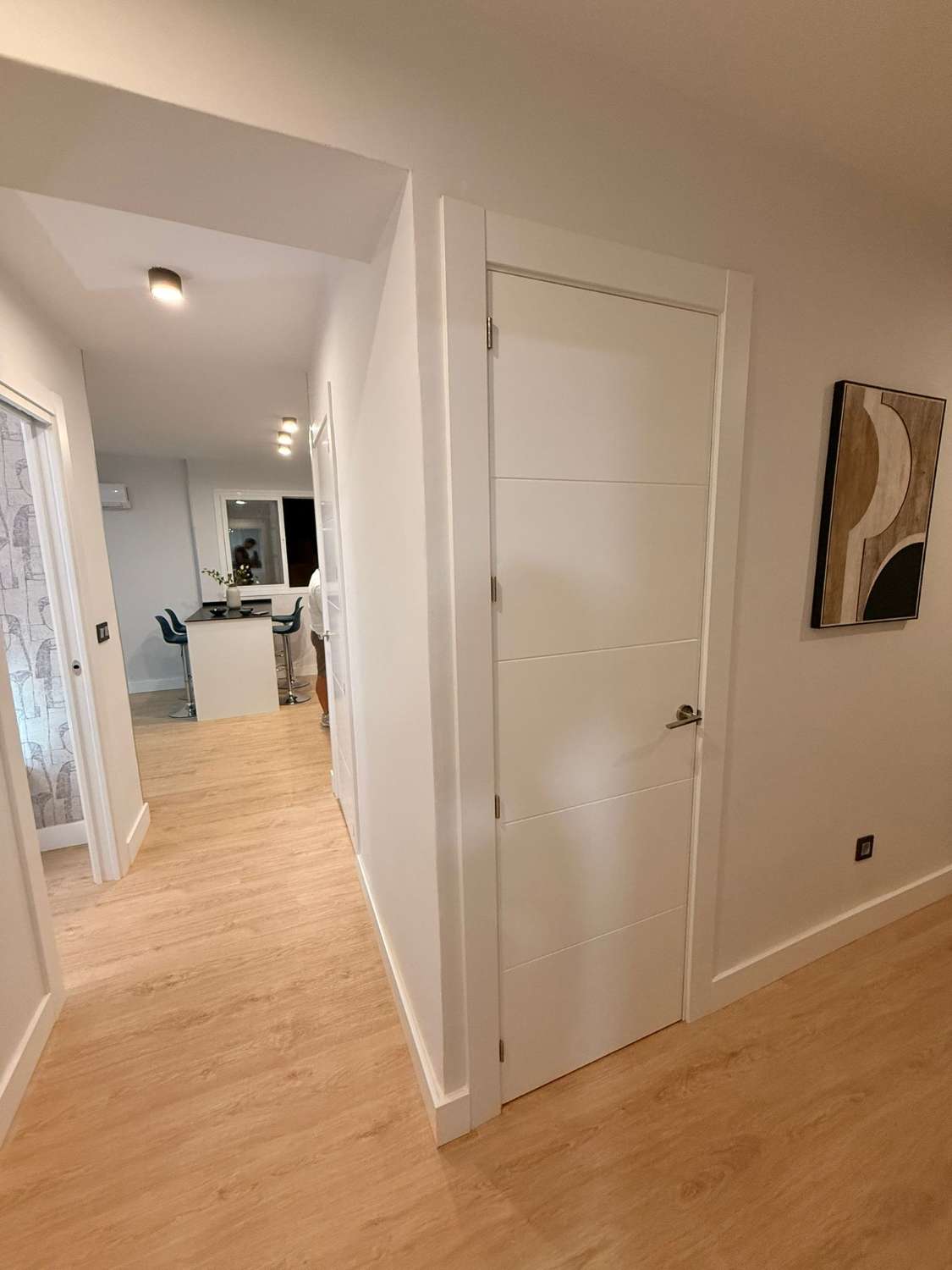 MEDIA TEMPORADA . SE ALQUILA DE 1.10.25-31.5.26 BONITO APARTAMENTO TOTAMENTE REFORMADO EN CENTRO DE TORREMOLINOS