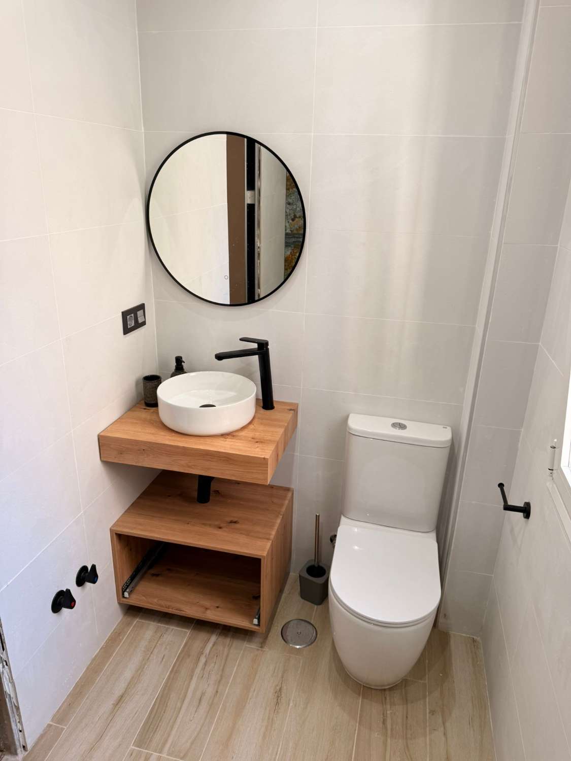 MEDIA TEMPORADA . SE ALQUILA DE 1.10.25-31.5.26 BONITO APARTAMENTO TOTAMENTE REFORMADO EN CENTRO DE TORREMOLINOS