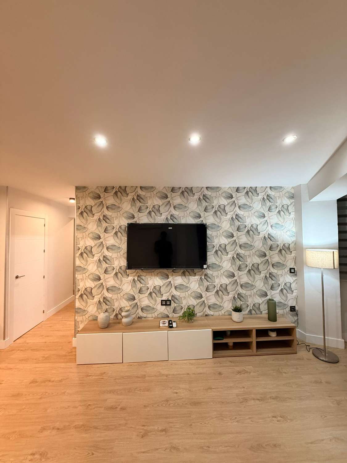 MEDIA TEMPORADA . SE ALQUILA DE 1.10.25-31.5.26 BONITO APARTAMENTO TOTAMENTE REFORMADO EN CENTRO DE TORREMOLINOS