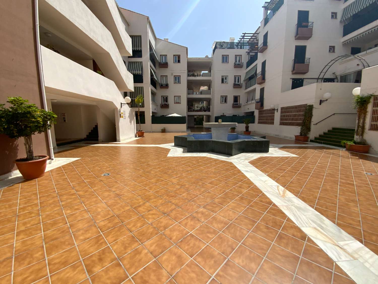 MEDIA TEMPORADA . SE ALQUILA DE  1.9.26  -30.6.27  BONITO APARTAMENTO EN 2ª LINEA DE PLAYA EN BENALMADENA .