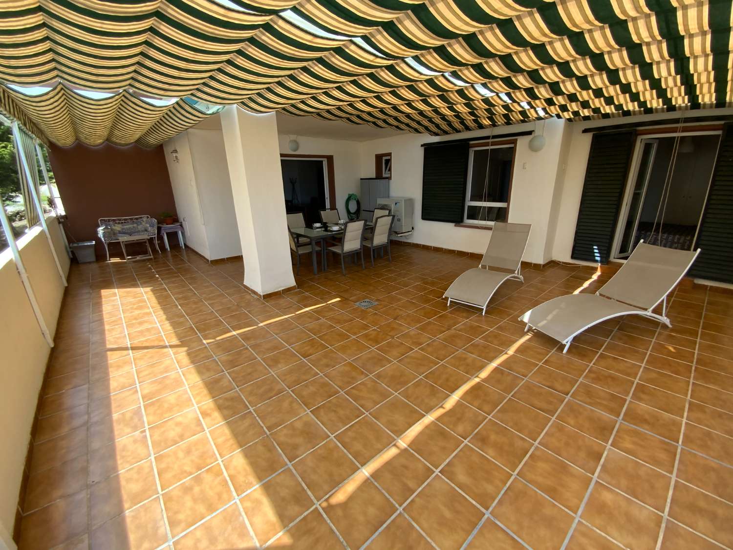 MEDIA TEMPORADA . SE ALQUILA DE  1.9.26  -30.6.27  BONITO APARTAMENTO EN 2ª LINEA DE PLAYA EN BENALMADENA .