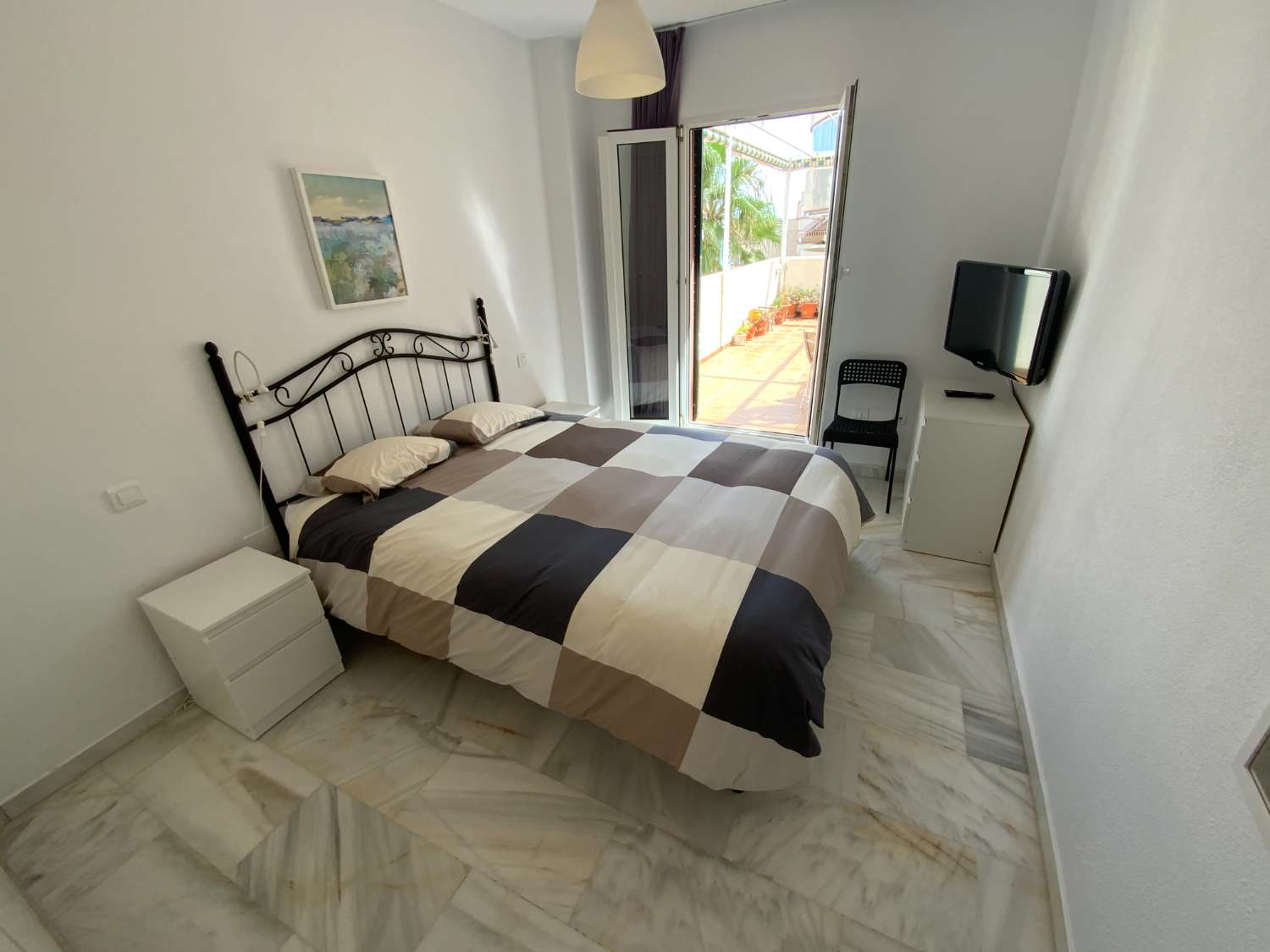 MEDIA TEMPORADA . SE ALQUILA DE  1.9.26  -30.6.27  BONITO APARTAMENTO EN 2ª LINEA DE PLAYA EN BENALMADENA .