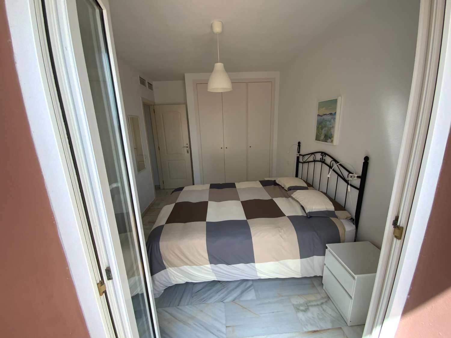 MEDIA TEMPORADA . SE ALQUILA DE  1.9.26  -30.6.27  BONITO APARTAMENTO EN 2ª LINEA DE PLAYA EN BENALMADENA .