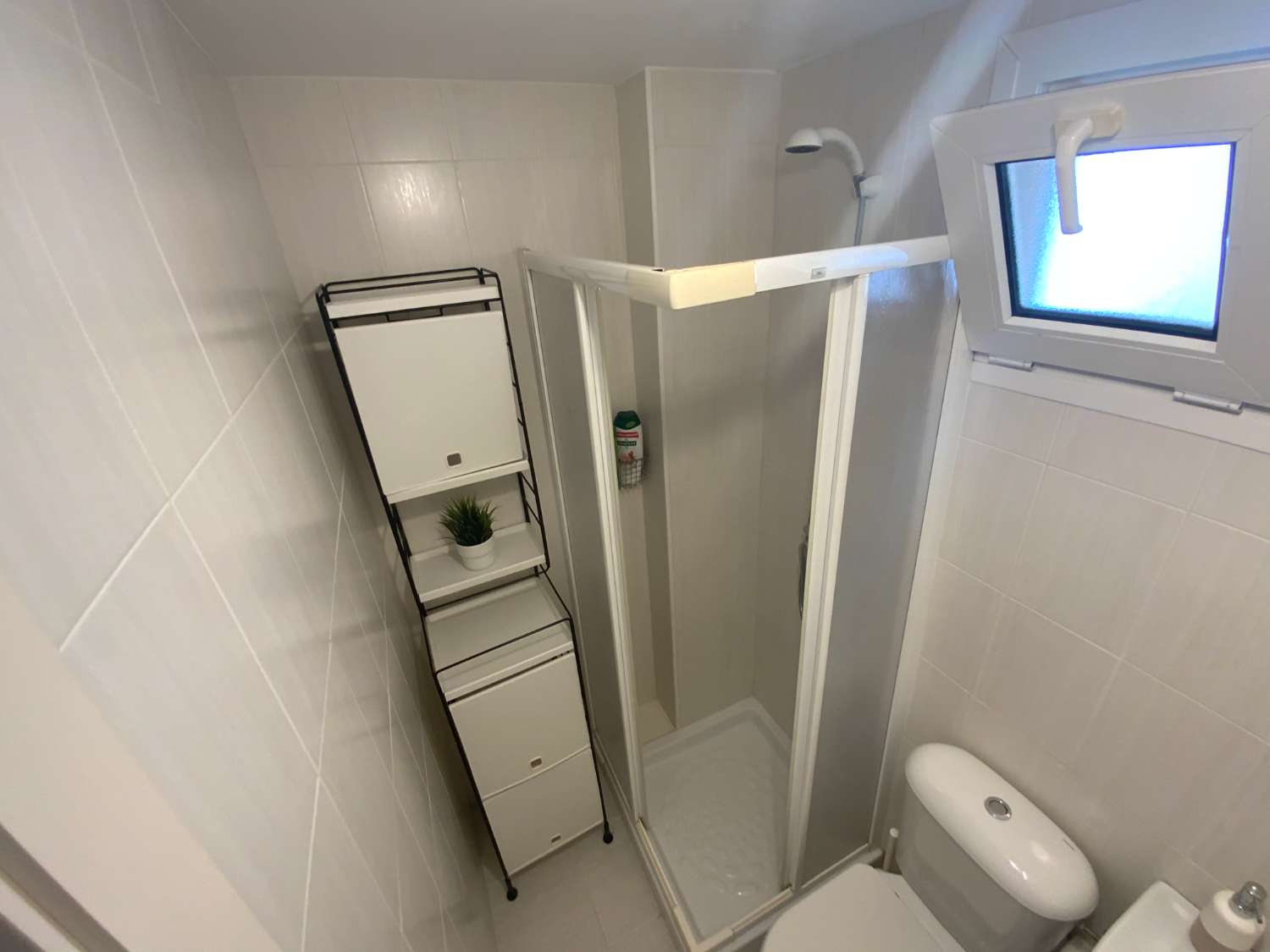 MEDIA TEMPORADA . SE ALQUILA DE  1.9.26  -30.6.27  BONITO APARTAMENTO EN 2ª LINEA DE PLAYA EN BENALMADENA .