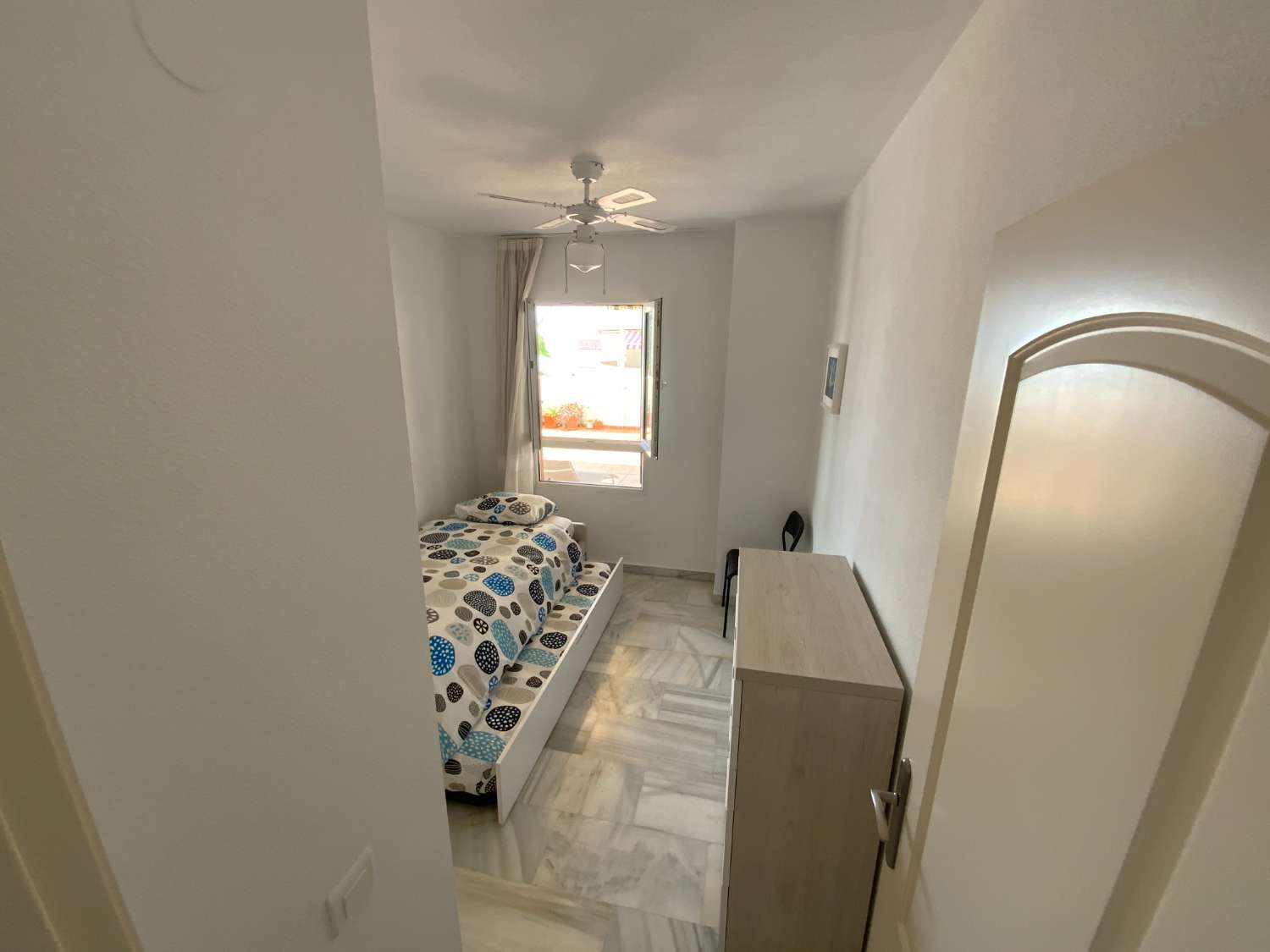 MEDIA TEMPORADA . SE ALQUILA DE  1.9.26  -30.6.27  BONITO APARTAMENTO EN 2ª LINEA DE PLAYA EN BENALMADENA .