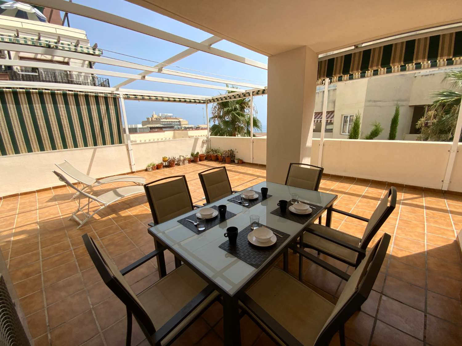 MEDIA TEMPORADA . SE ALQUILA DE  1.9.26  -30.6.27  BONITO APARTAMENTO EN 2ª LINEA DE PLAYA EN BENALMADENA .