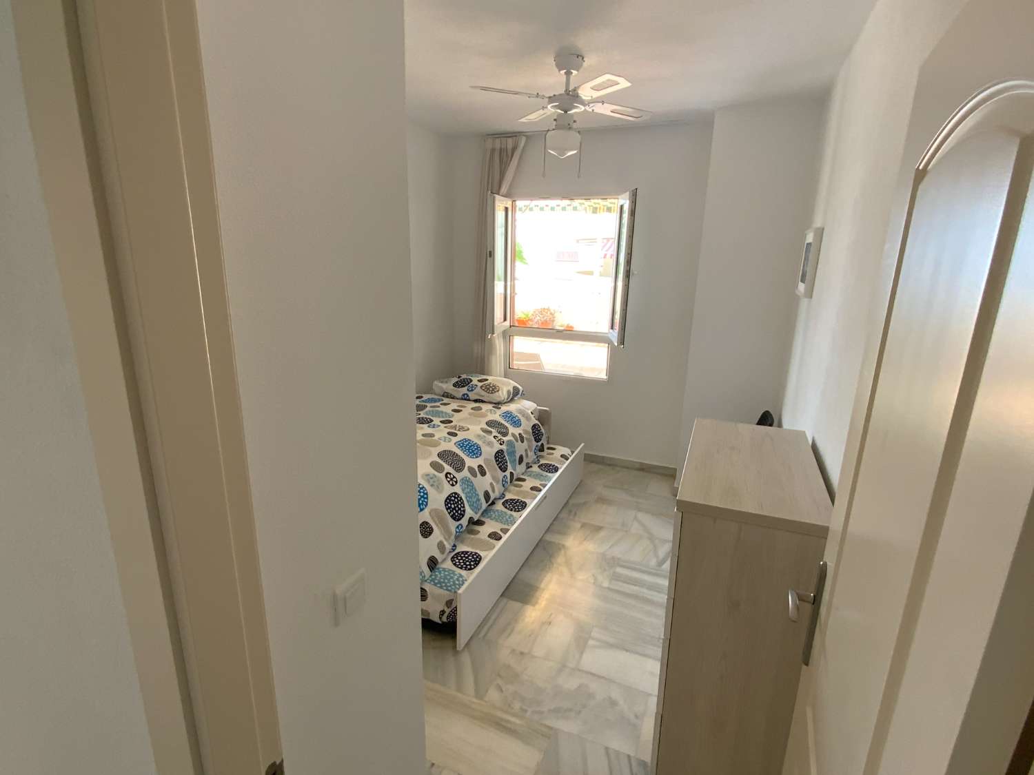 MEDIA TEMPORADA . SE ALQUILA DE  1.9.26  -30.6.27  BONITO APARTAMENTO EN 2ª LINEA DE PLAYA EN BENALMADENA .