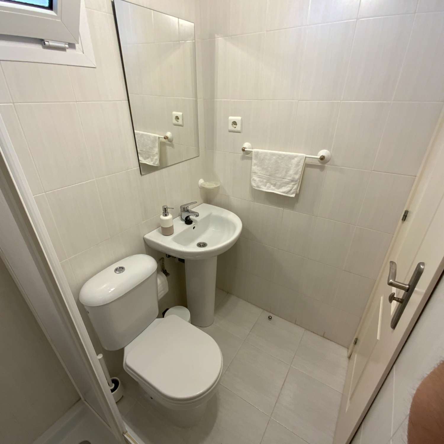 MEDIA TEMPORADA . SE ALQUILA DE  1.9.26  -30.6.27  BONITO APARTAMENTO EN 2ª LINEA DE PLAYA EN BENALMADENA .