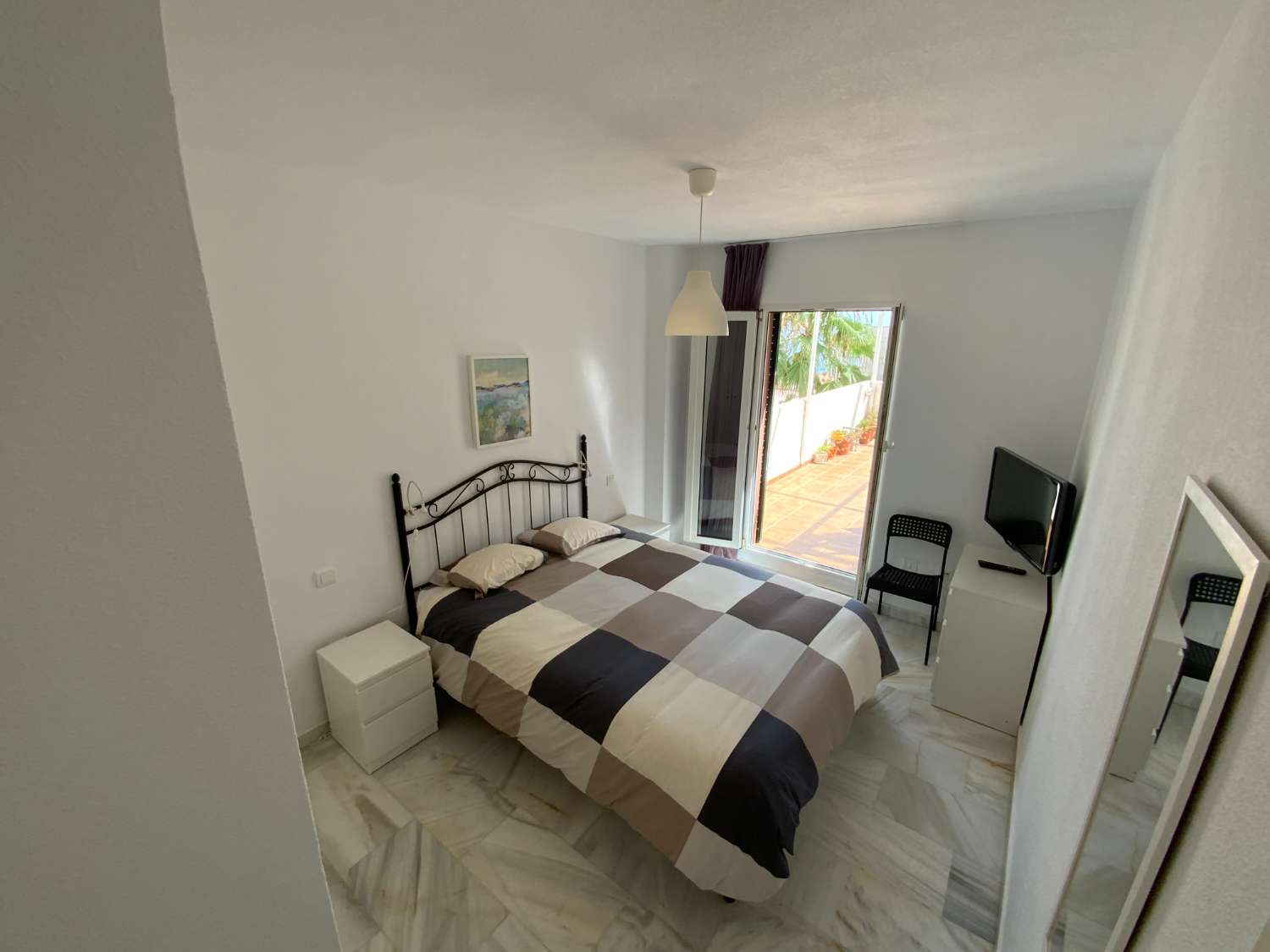 MEDIA TEMPORADA . SE ALQUILA DE  1.9.26  -30.6.27  BONITO APARTAMENTO EN 2ª LINEA DE PLAYA EN BENALMADENA .