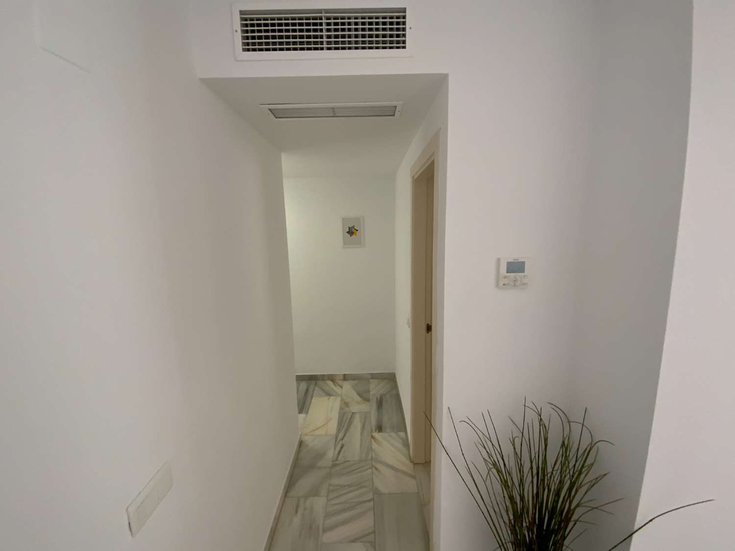MEDIA TEMPORADA . SE ALQUILA DE  1.9.26  -30.6.27  BONITO APARTAMENTO EN 2ª LINEA DE PLAYA EN BENALMADENA .