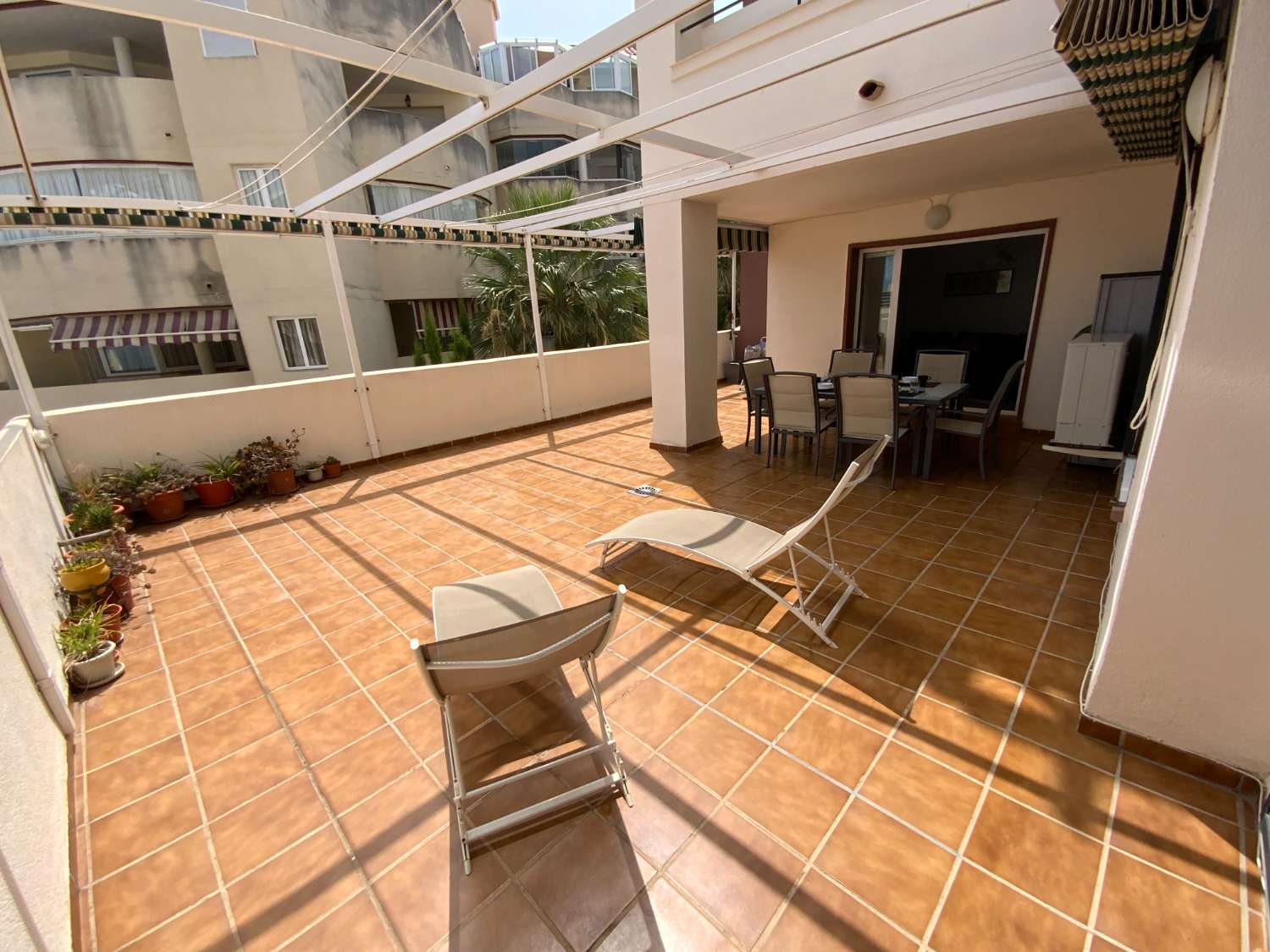 MEDIA TEMPORADA . SE ALQUILA DE  1.9.26  -30.6.27  BONITO APARTAMENTO EN 2ª LINEA DE PLAYA EN BENALMADENA .