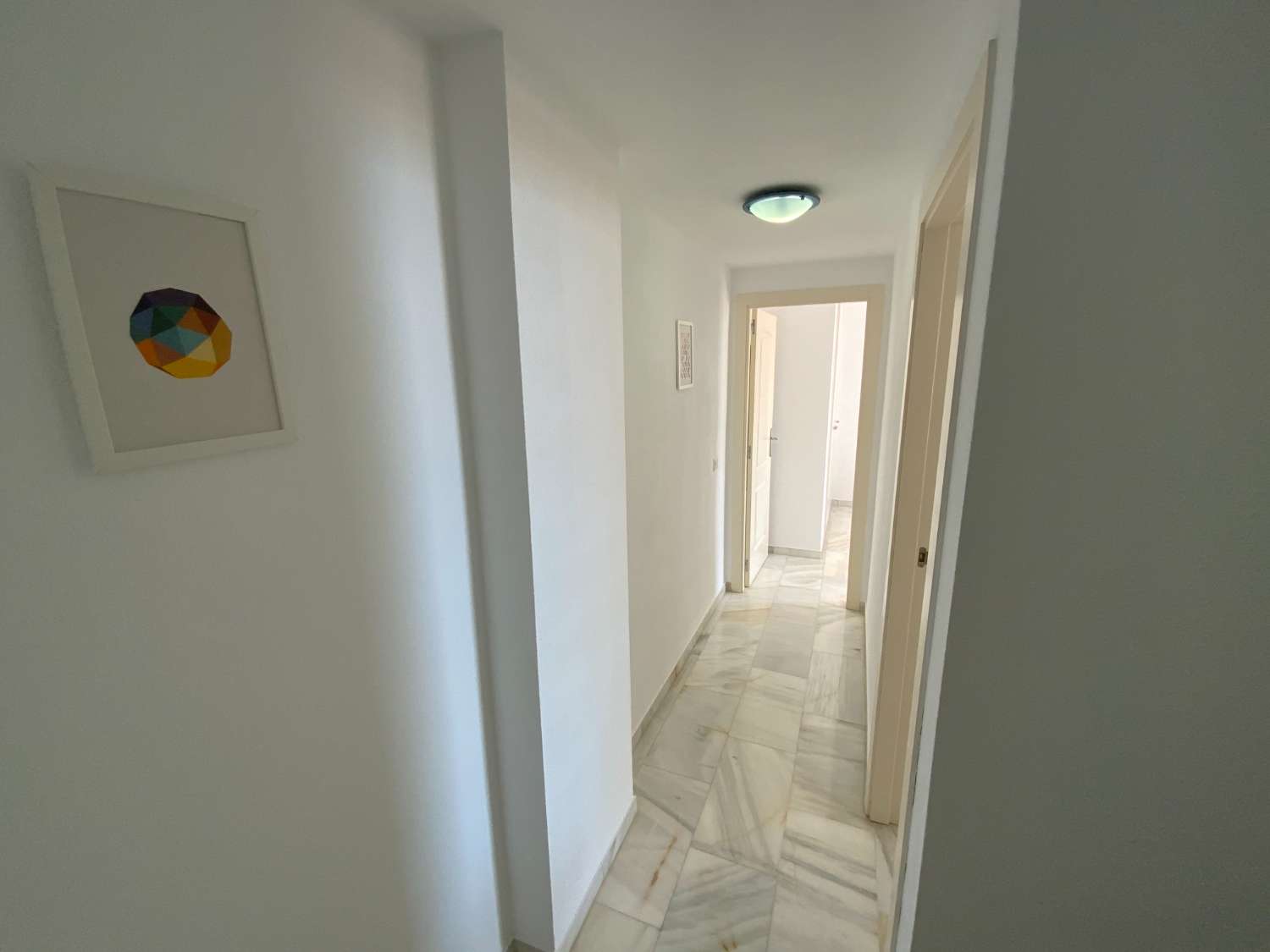 MEDIA TEMPORADA . SE ALQUILA DE  1.9.26  -30.6.27  BONITO APARTAMENTO EN 2ª LINEA DE PLAYA EN BENALMADENA .