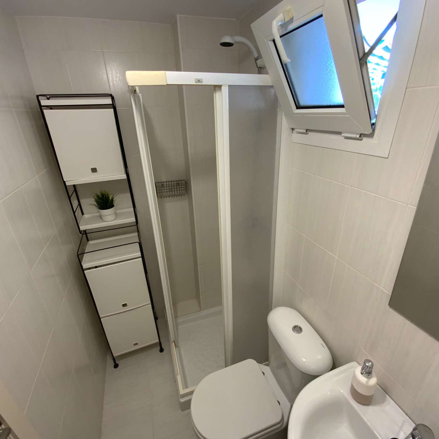 MEDIA TEMPORADA . SE ALQUILA DE  1.9.26  -30.6.27  BONITO APARTAMENTO EN 2ª LINEA DE PLAYA EN BENALMADENA .