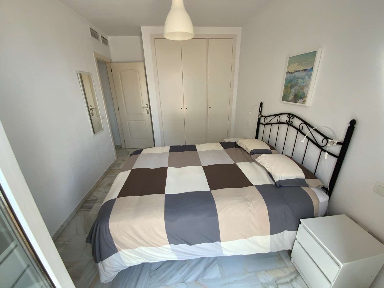 MEDIA TEMPORADA . SE ALQUILA DE  1.9.26  -30.6.27  BONITO APARTAMENTO EN 2ª LINEA DE PLAYA EN BENALMADENA .