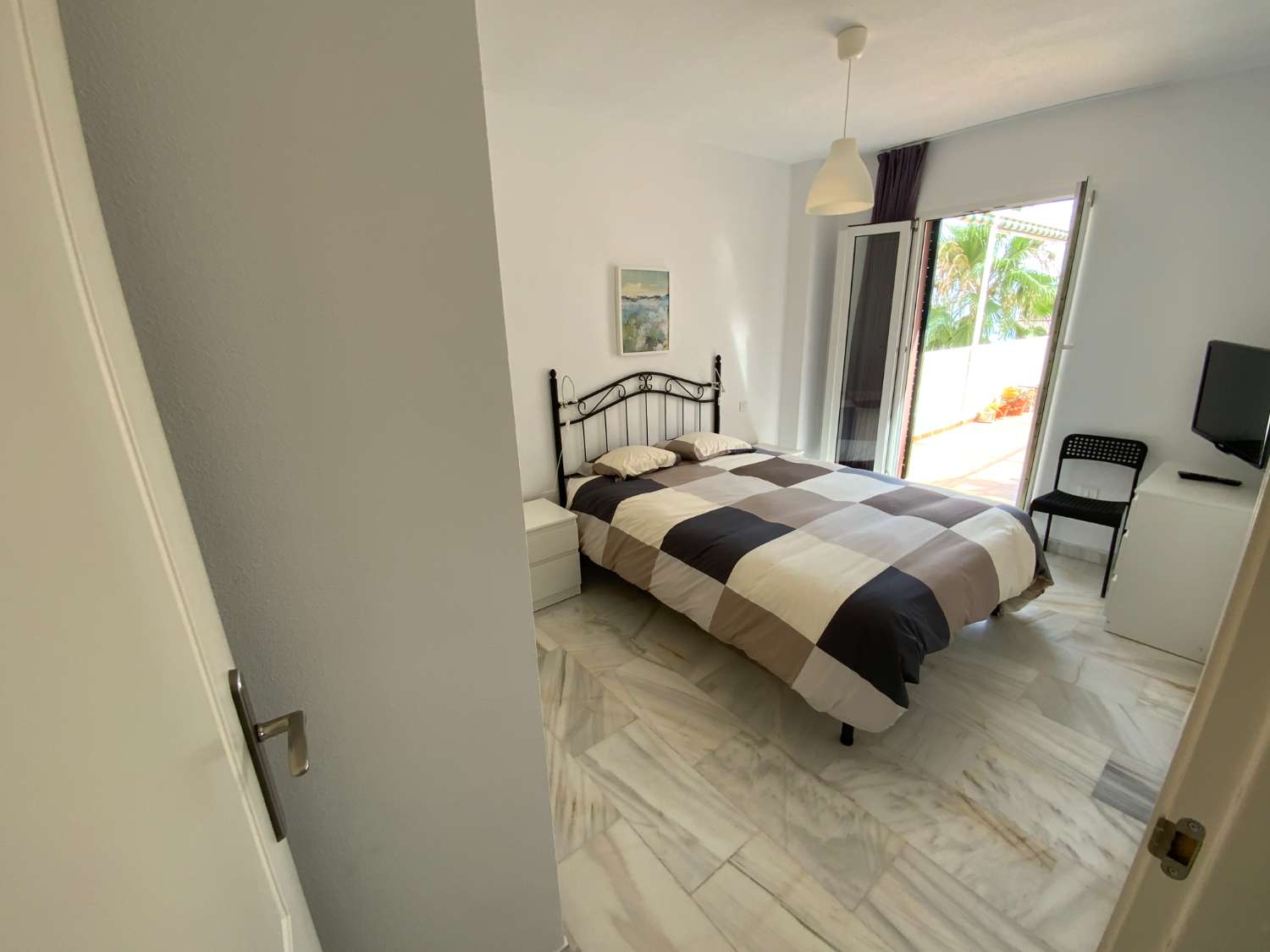 MEDIA TEMPORADA . SE ALQUILA DE  1.9.26  -30.6.27  BONITO APARTAMENTO EN 2ª LINEA DE PLAYA EN BENALMADENA .