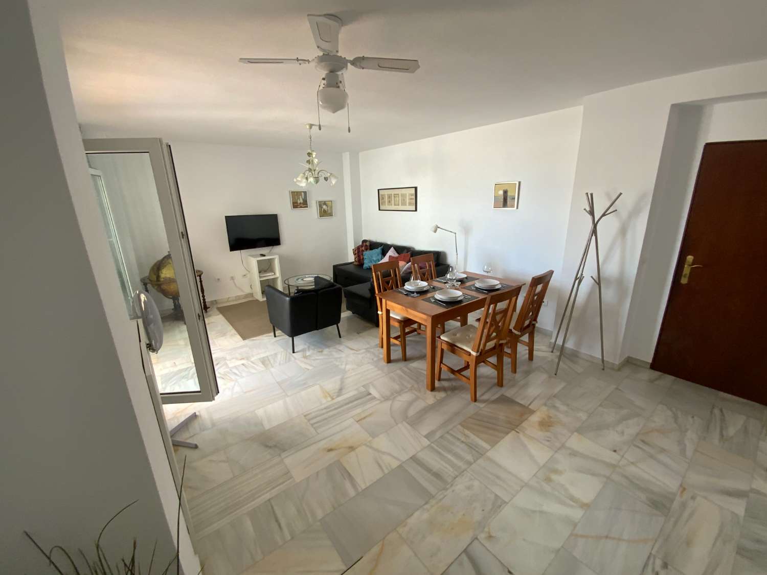MEDIA TEMPORADA . SE ALQUILA DE  1.9.26  -30.6.27  BONITO APARTAMENTO EN 2ª LINEA DE PLAYA EN BENALMADENA .
