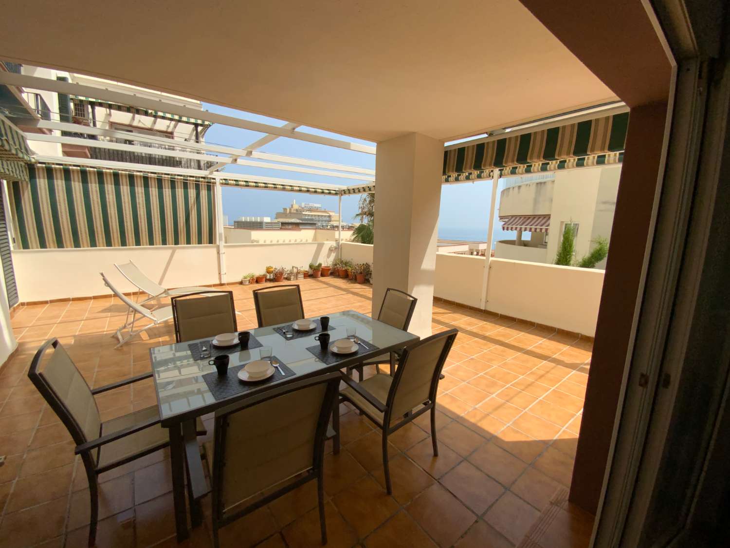 MEDIA TEMPORADA . SE ALQUILA DE  1.9.26  -30.6.27  BONITO APARTAMENTO EN 2ª LINEA DE PLAYA EN BENALMADENA .