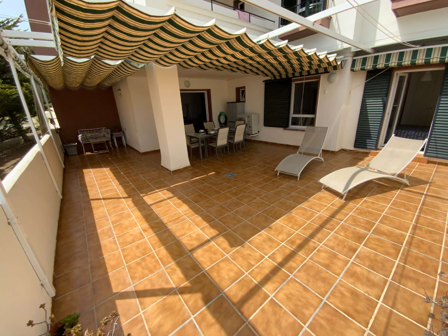 MEDIA TEMPORADA . SE ALQUILA DE  1.9.26  -30.6.27  BONITO APARTAMENTO EN 2ª LINEA DE PLAYA EN BENALMADENA .