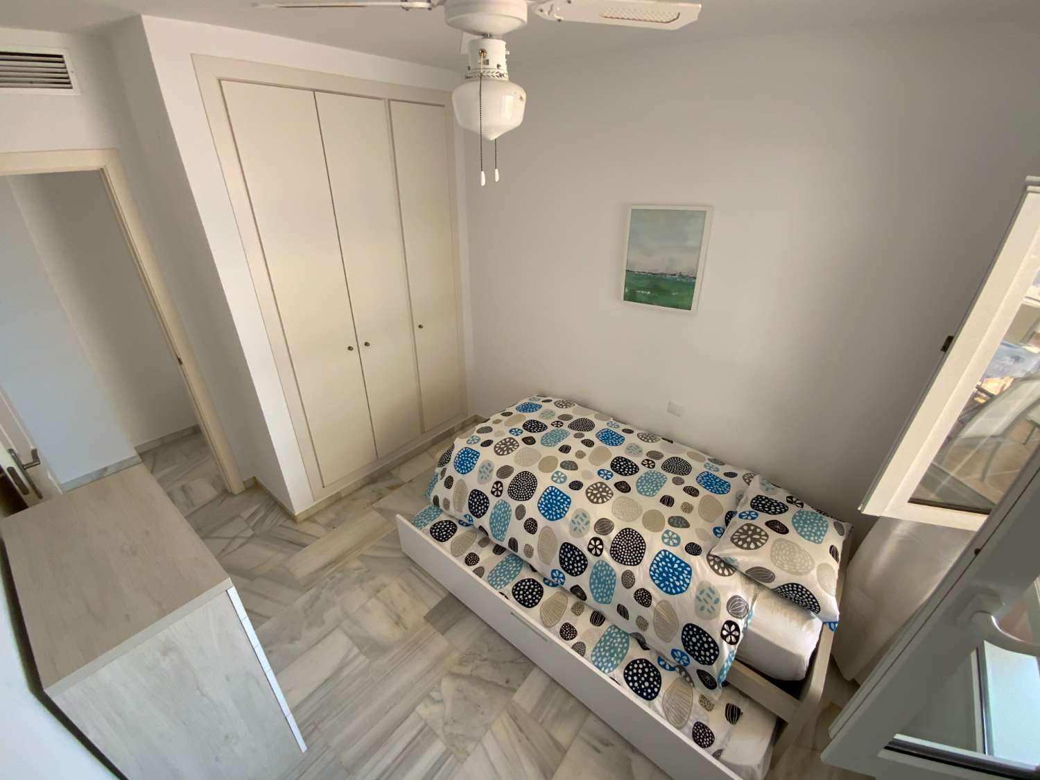 MEDIA TEMPORADA . SE ALQUILA DE  1.9.26  -30.6.27  BONITO APARTAMENTO EN 2ª LINEA DE PLAYA EN BENALMADENA .