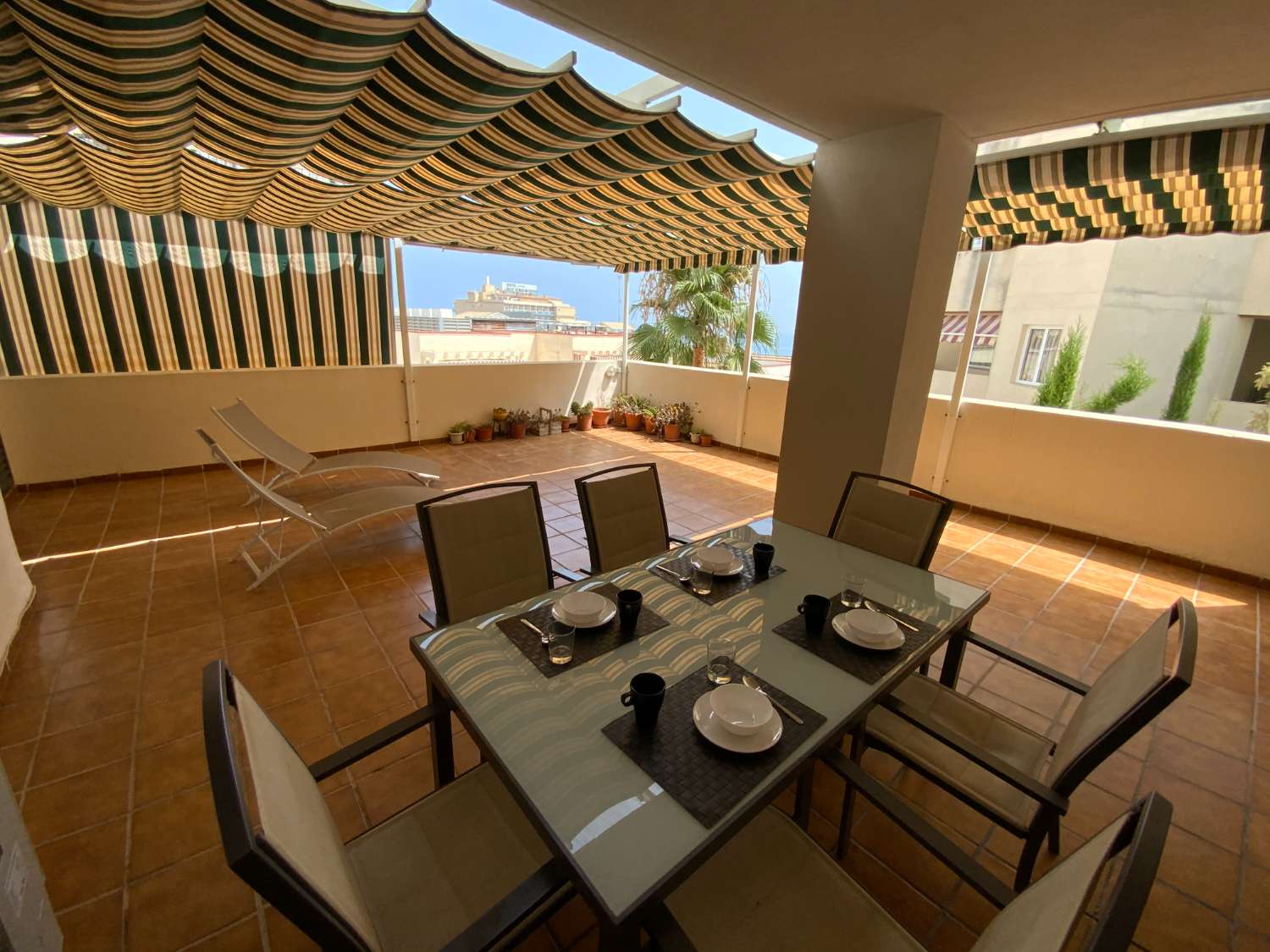 MEDIA TEMPORADA . SE ALQUILA DE  1.9.26  -30.6.27  BONITO APARTAMENTO EN 2ª LINEA DE PLAYA EN BENALMADENA .