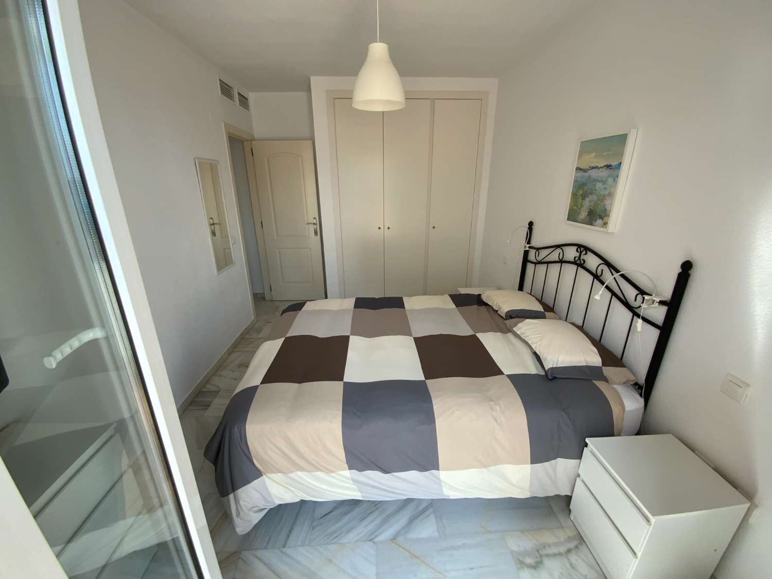MEDIA TEMPORADA . SE ALQUILA DE  1.9.26  -30.6.27  BONITO APARTAMENTO EN 2ª LINEA DE PLAYA EN BENALMADENA .