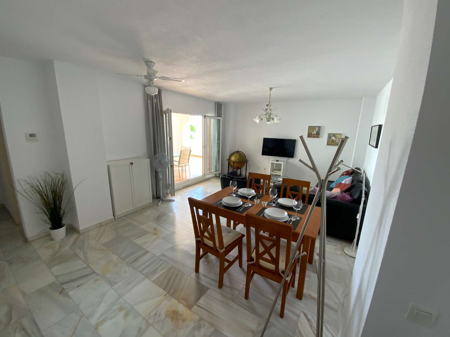 MEDIA TEMPORADA . SE ALQUILA DE  1.9.26  -30.6.27  BONITO APARTAMENTO EN 2ª LINEA DE PLAYA EN BENALMADENA .