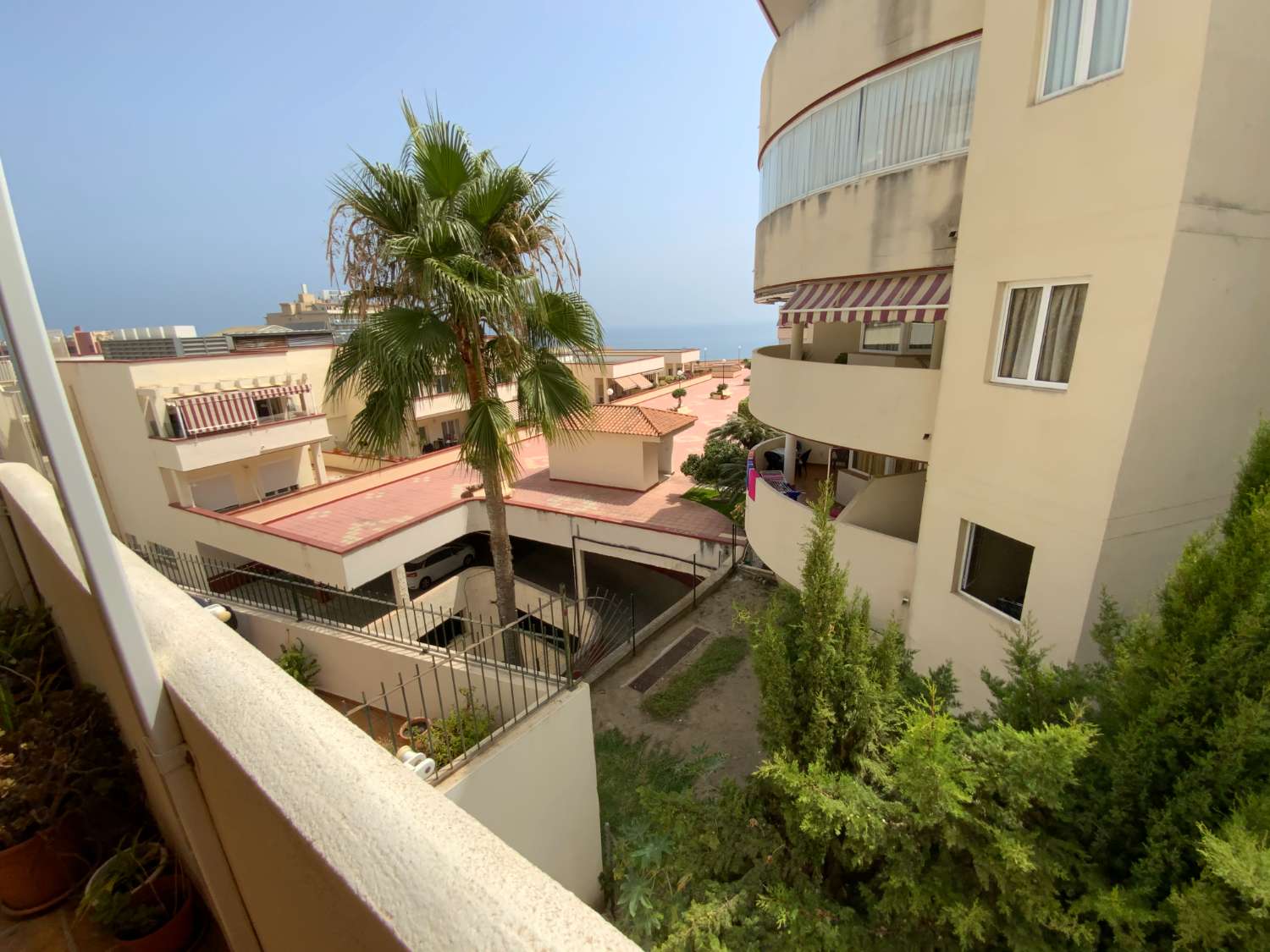 MEDIA TEMPORADA . SE ALQUILA DE  1.9.26  -30.6.27  BONITO APARTAMENTO EN 2ª LINEA DE PLAYA EN BENALMADENA .