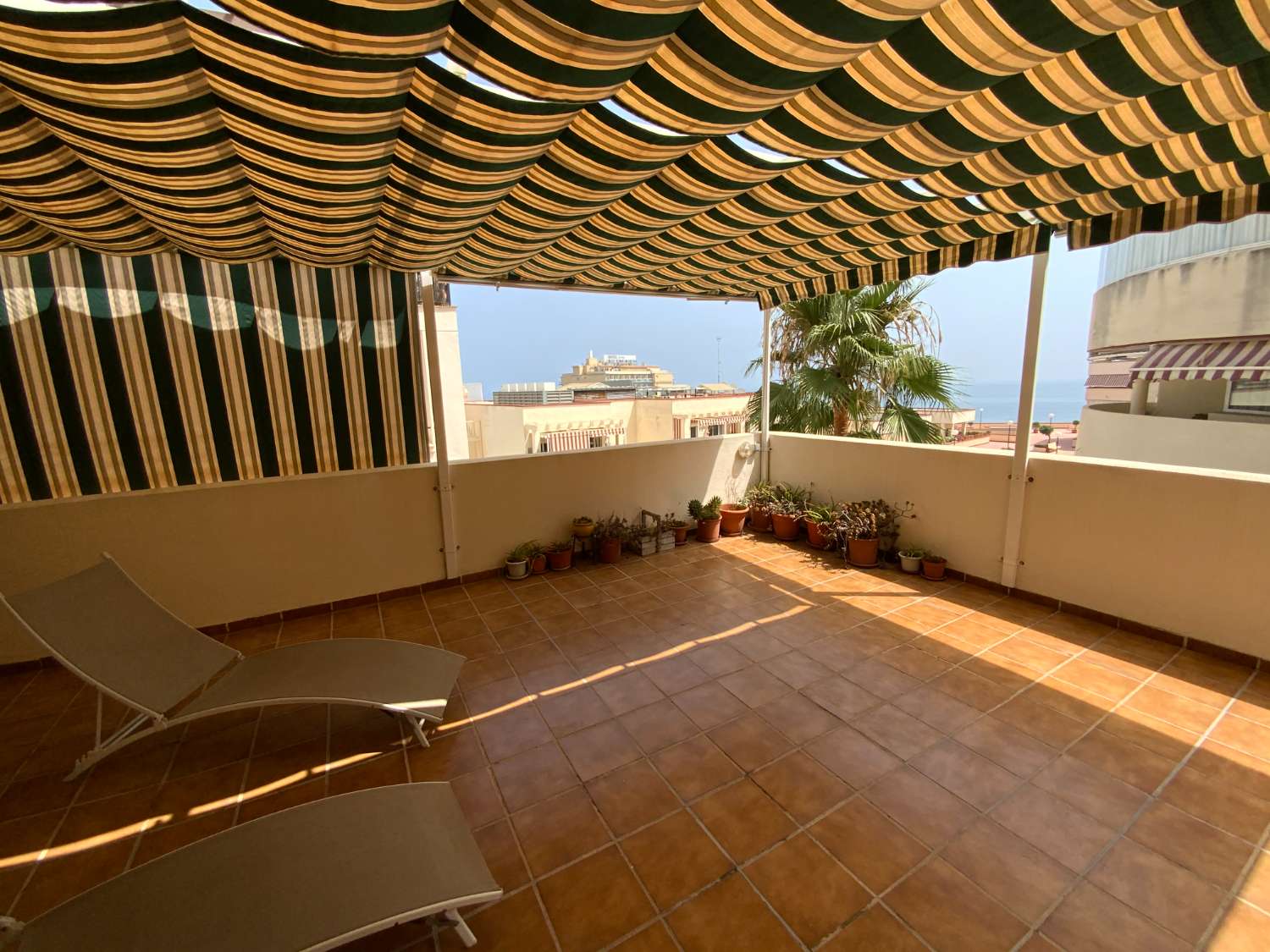 MEDIA TEMPORADA . SE ALQUILA DE  1.9.26  -30.6.27  BONITO APARTAMENTO EN 2ª LINEA DE PLAYA EN BENALMADENA .