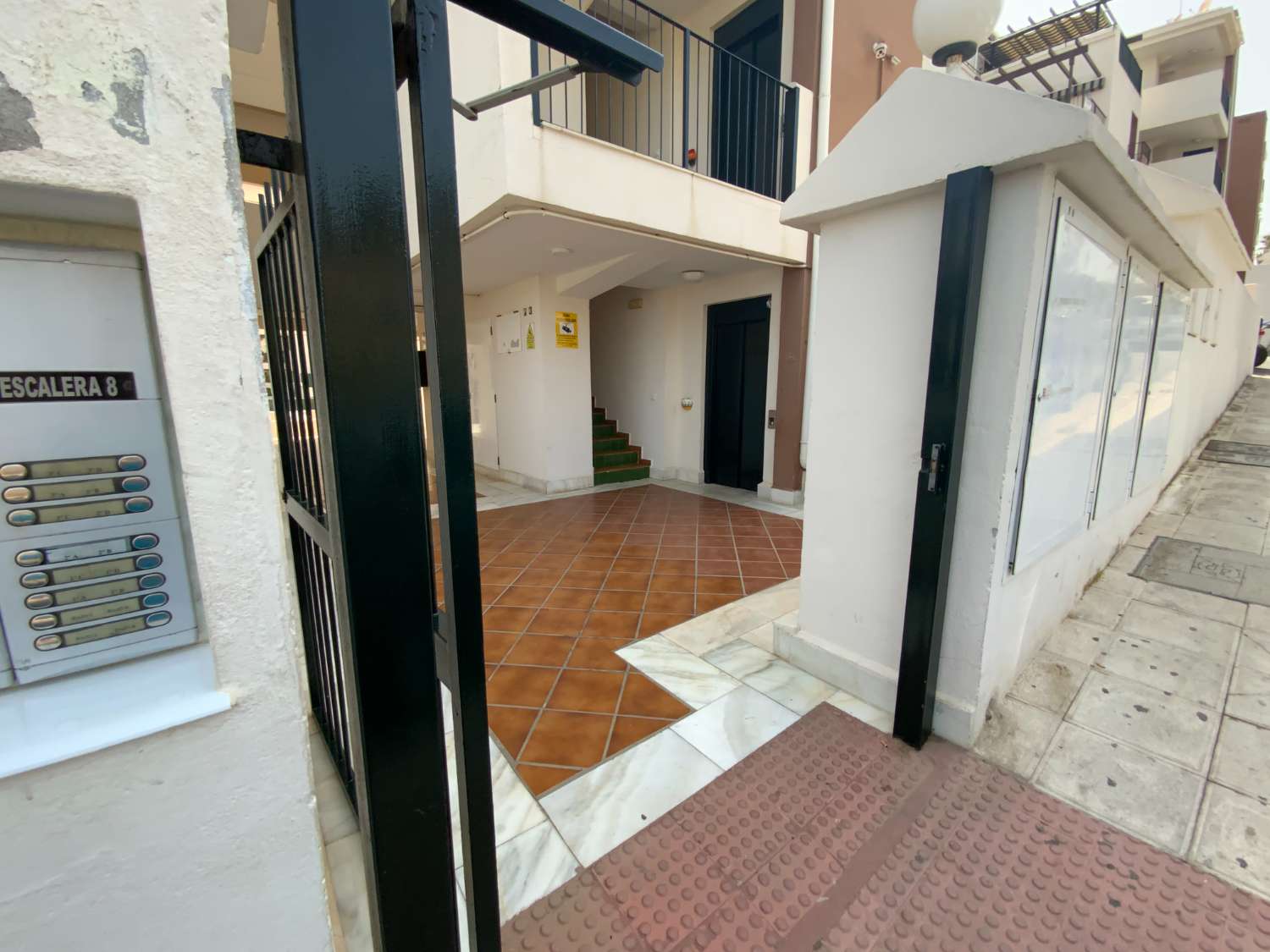 MEDIA TEMPORADA . SE ALQUILA DE  1.9.26  -30.6.27  BONITO APARTAMENTO EN 2ª LINEA DE PLAYA EN BENALMADENA .