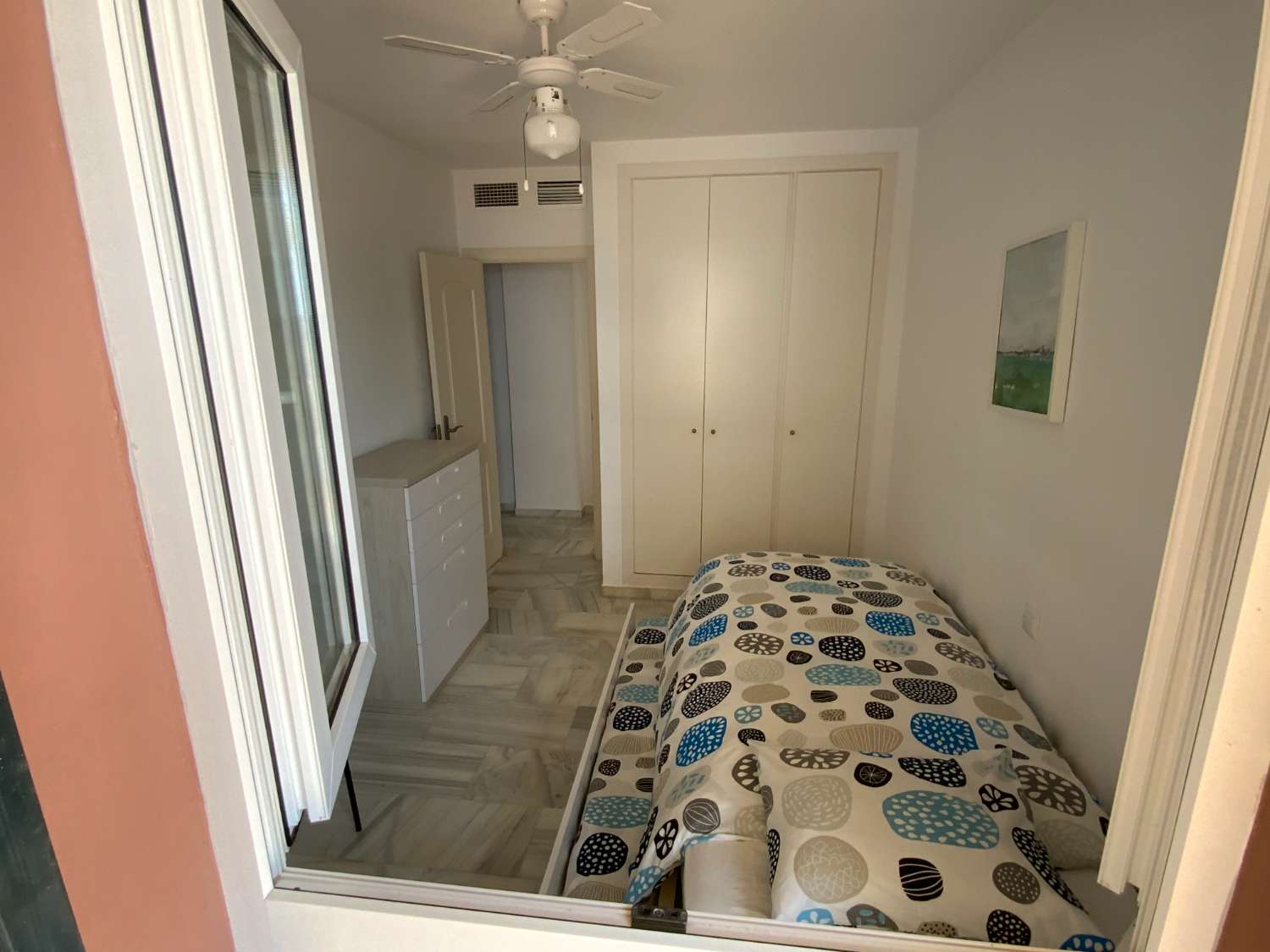 MEDIA TEMPORADA . SE ALQUILA DE  1.9.26  -30.6.27  BONITO APARTAMENTO EN 2ª LINEA DE PLAYA EN BENALMADENA .