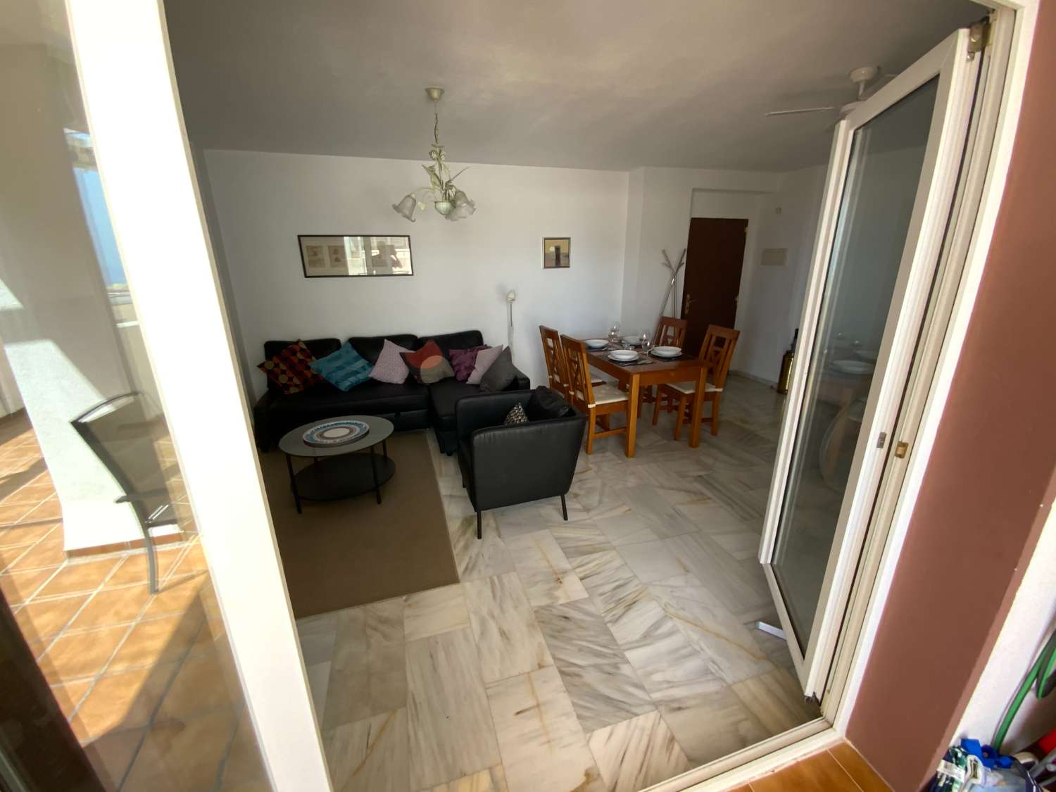MEDIA TEMPORADA . SE ALQUILA DE  1.9.26  -30.6.27  BONITO APARTAMENTO EN 2ª LINEA DE PLAYA EN BENALMADENA .
