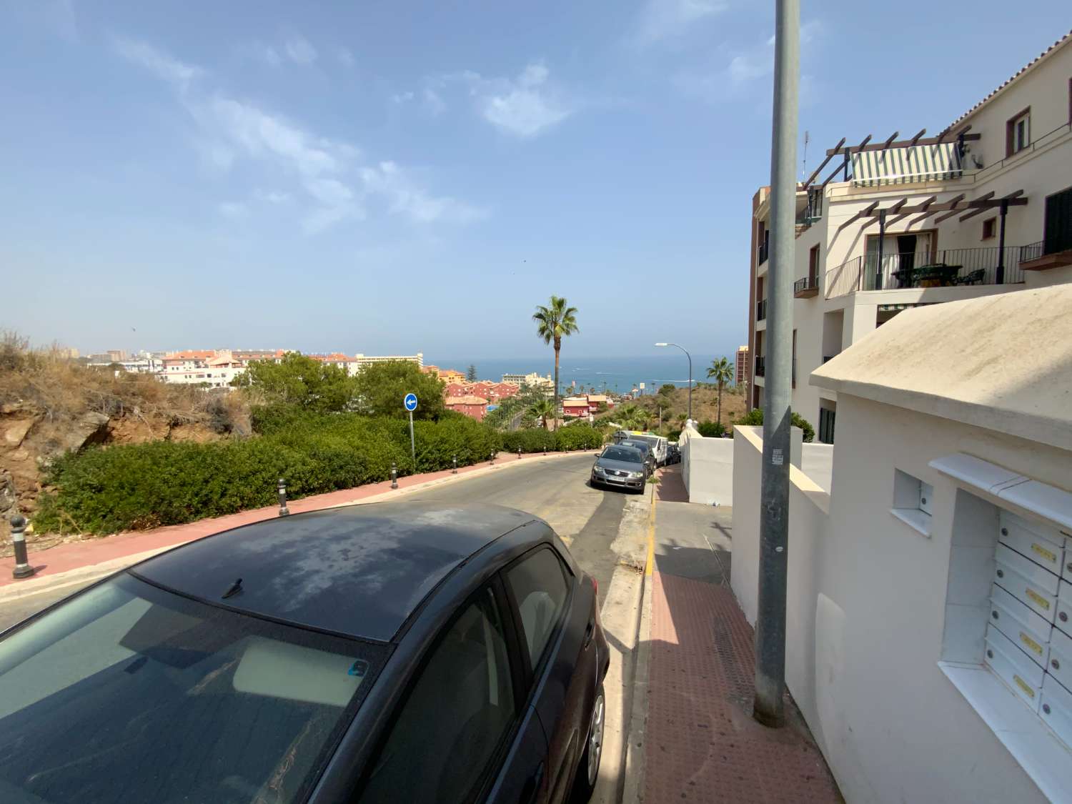 MEDIA TEMPORADA . SE ALQUILA DE  1.9.26  -30.6.27  BONITO APARTAMENTO EN 2ª LINEA DE PLAYA EN BENALMADENA .