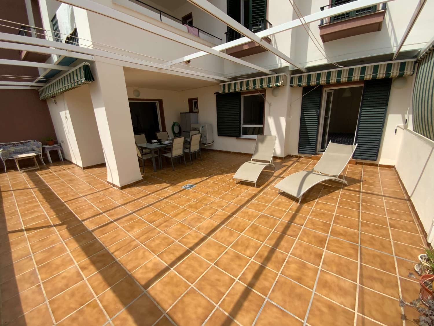 MEDIA TEMPORADA . SE ALQUILA DE  1.9.26  -30.6.27  BONITO APARTAMENTO EN 2ª LINEA DE PLAYA EN BENALMADENA .