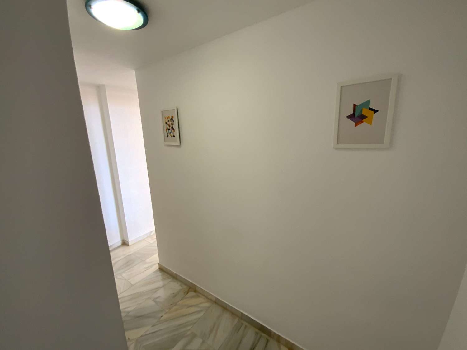 MEDIA TEMPORADA . SE ALQUILA DE  1.9.26  -30.6.27  BONITO APARTAMENTO EN 2ª LINEA DE PLAYA EN BENALMADENA .