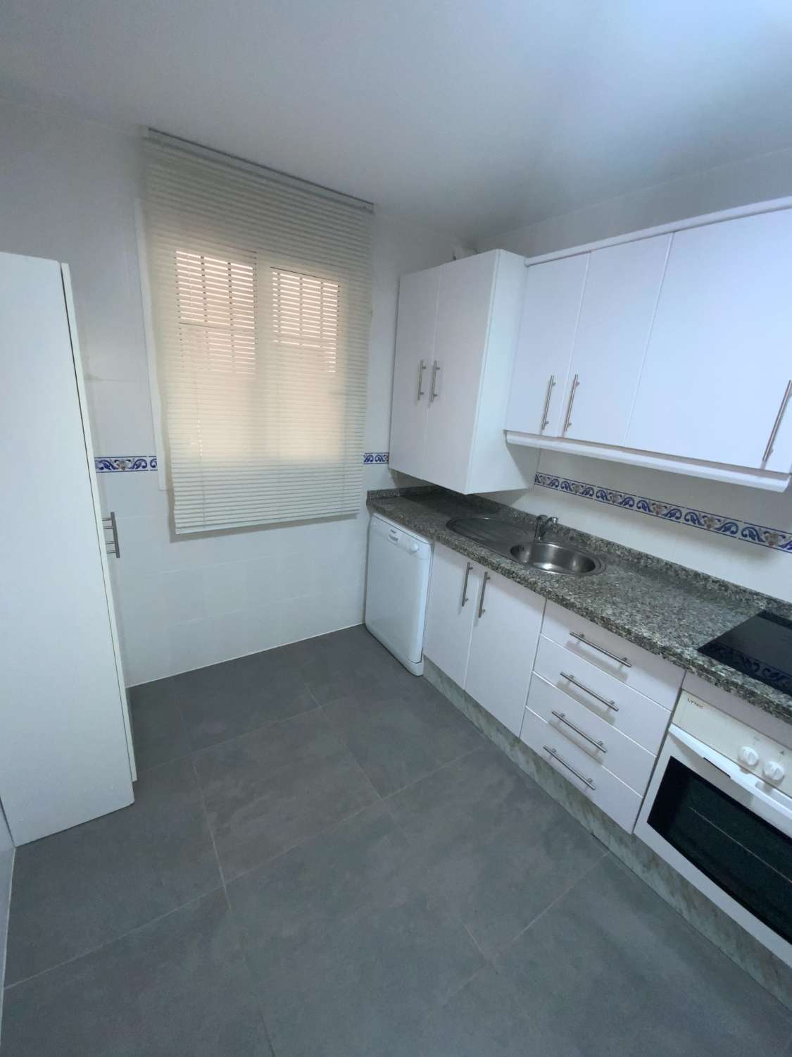 MEDIA TEMPORADA . SE ALQUILA DE  1.9.26  -30.6.27  BONITO APARTAMENTO EN 2ª LINEA DE PLAYA EN BENALMADENA .