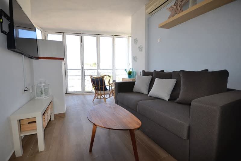 LARGA TEMPORADA . SE ALQUILA DESDE 1.12.25 BONITO APARTAMENTO CON VISTAS AL MAR EN 1ª LINEA DE PLAYA EN BENALMADENA