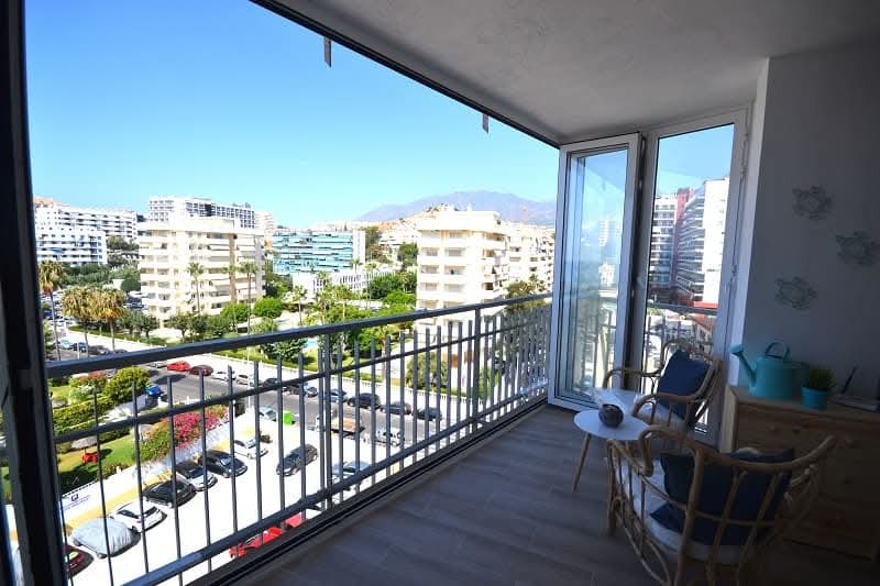 LARGA TEMPORADA . SE ALQUILA DESDE 1.12.25 BONITO APARTAMENTO CON VISTAS AL MAR EN 1ª LINEA DE PLAYA EN BENALMADENA