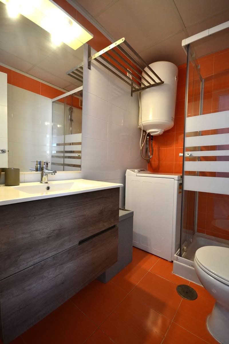 LARGA TEMPORADA . SE ALQUILA DESDE 1.12.25 BONITO APARTAMENTO CON VISTAS AL MAR EN 1ª LINEA DE PLAYA EN BENALMADENA